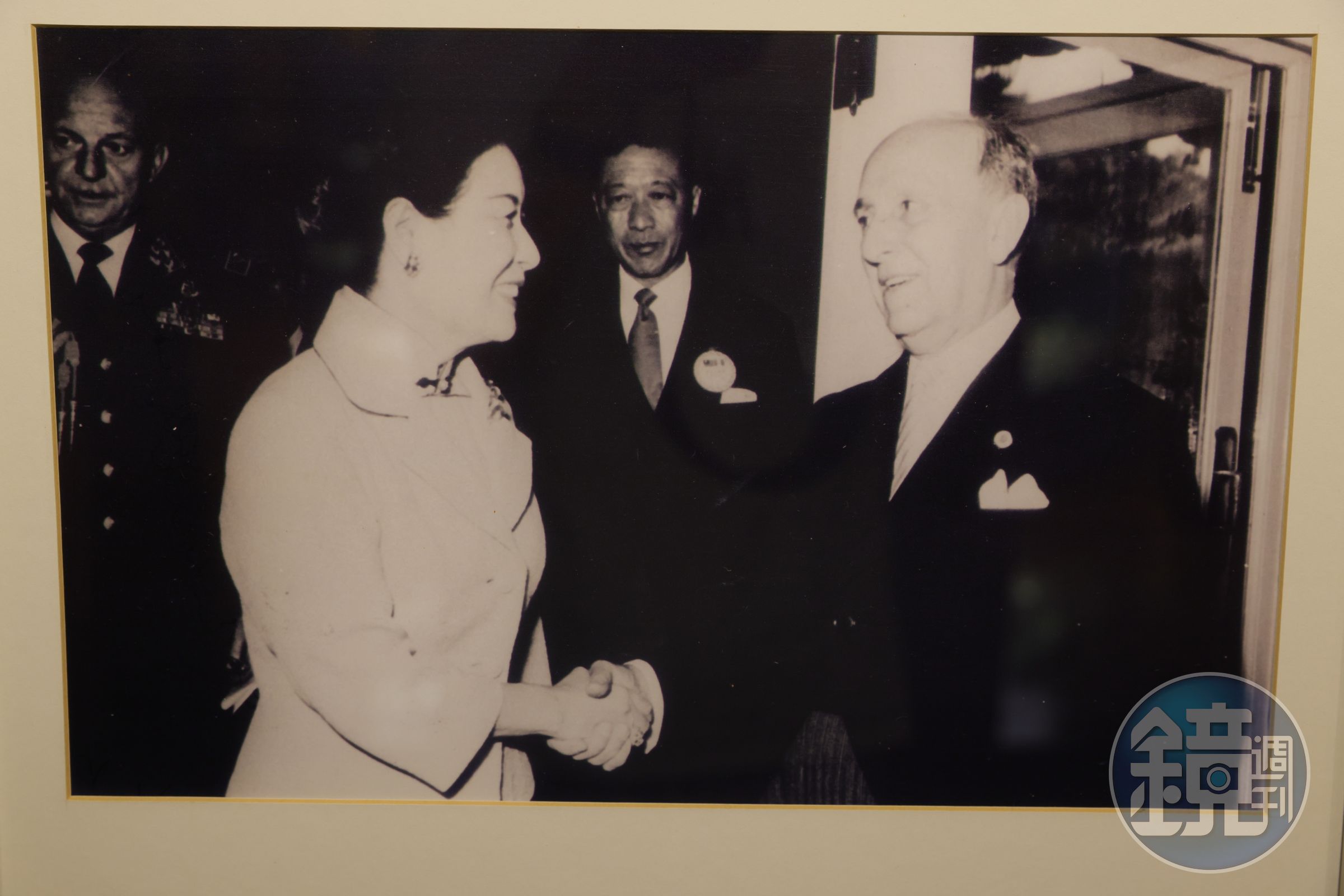 身為蔣總統夫人，蔣宋美齡女士（左2）經常接待外賓，即使後來移居紐約，仍然指名以永安茶行的烏龍茶款客。（圓山大飯店提供）