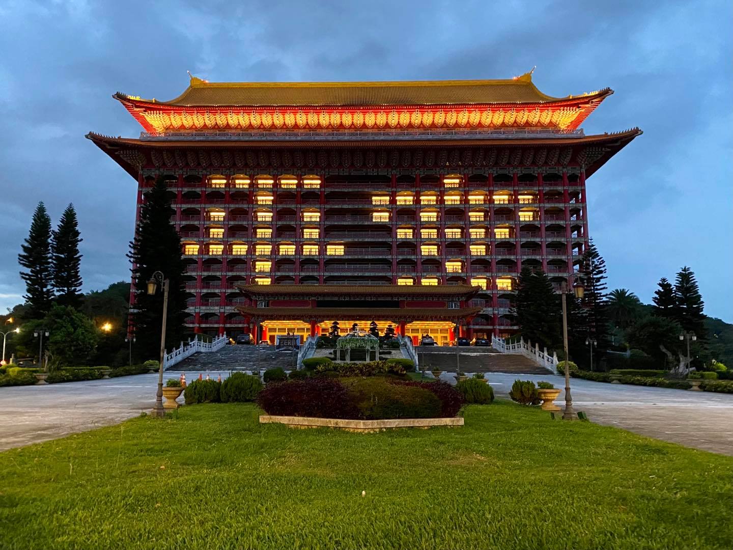 圓山大飯店在疫情中經常點燈表達幫全民加油的心意。（圓山大飯店提供）