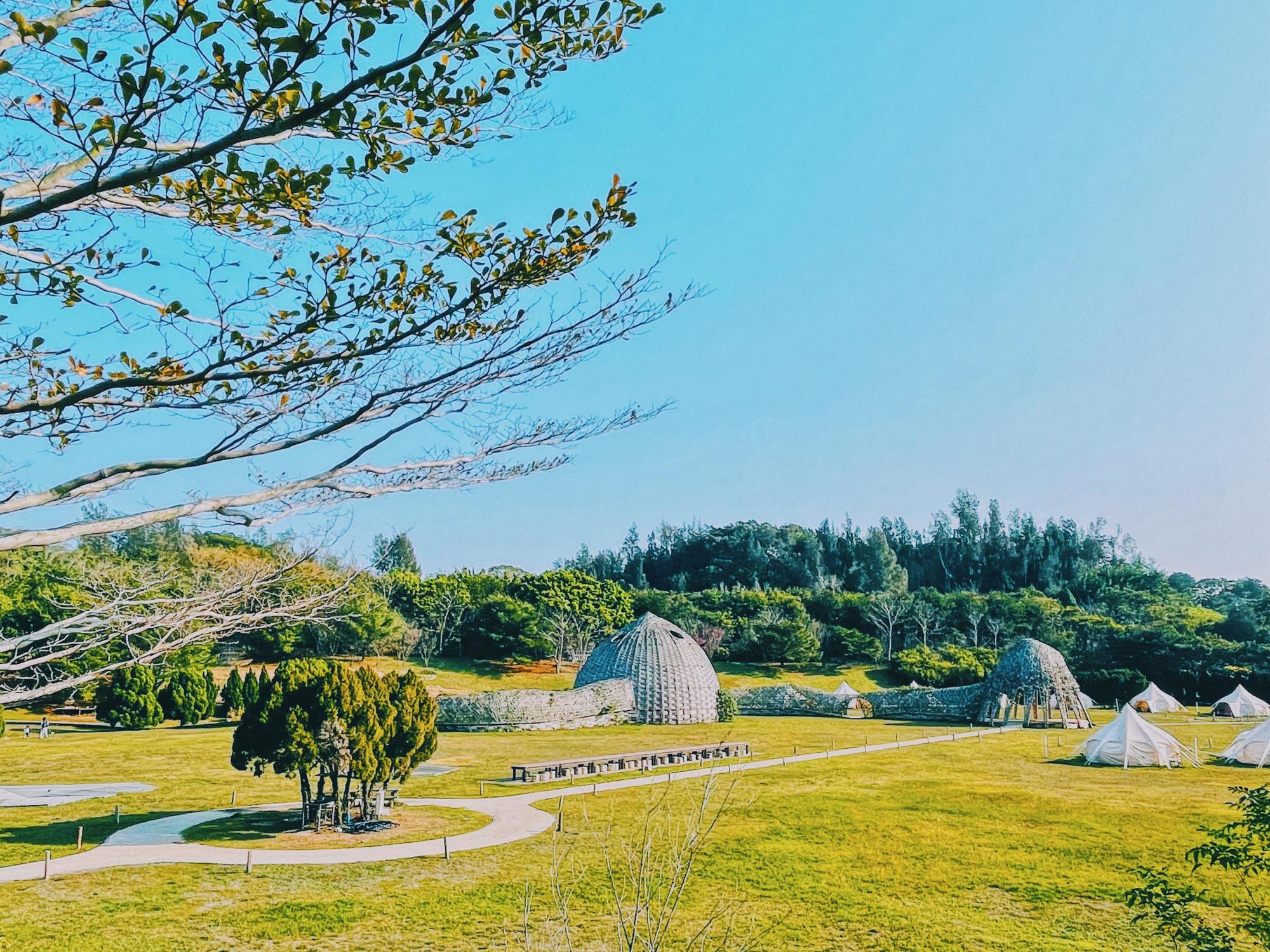 藍天白雲的遼闊山那村。