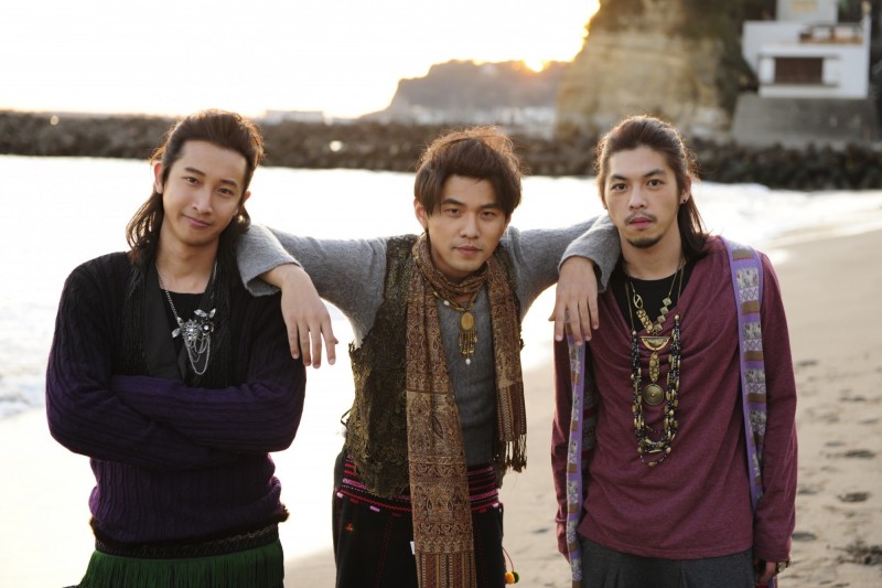 周杰倫（中）因工作結識「浪花兄弟」，並提攜他們出道。 （杰威爾提供）