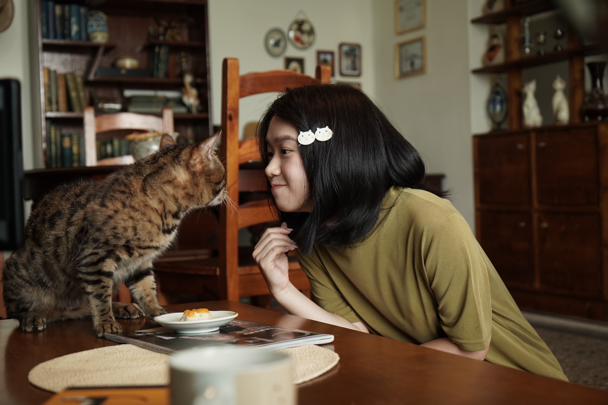 嚴正嵐在劇中因受貓妖保護，與貓有許多親暱可愛的互動。（七十六号原子提供）