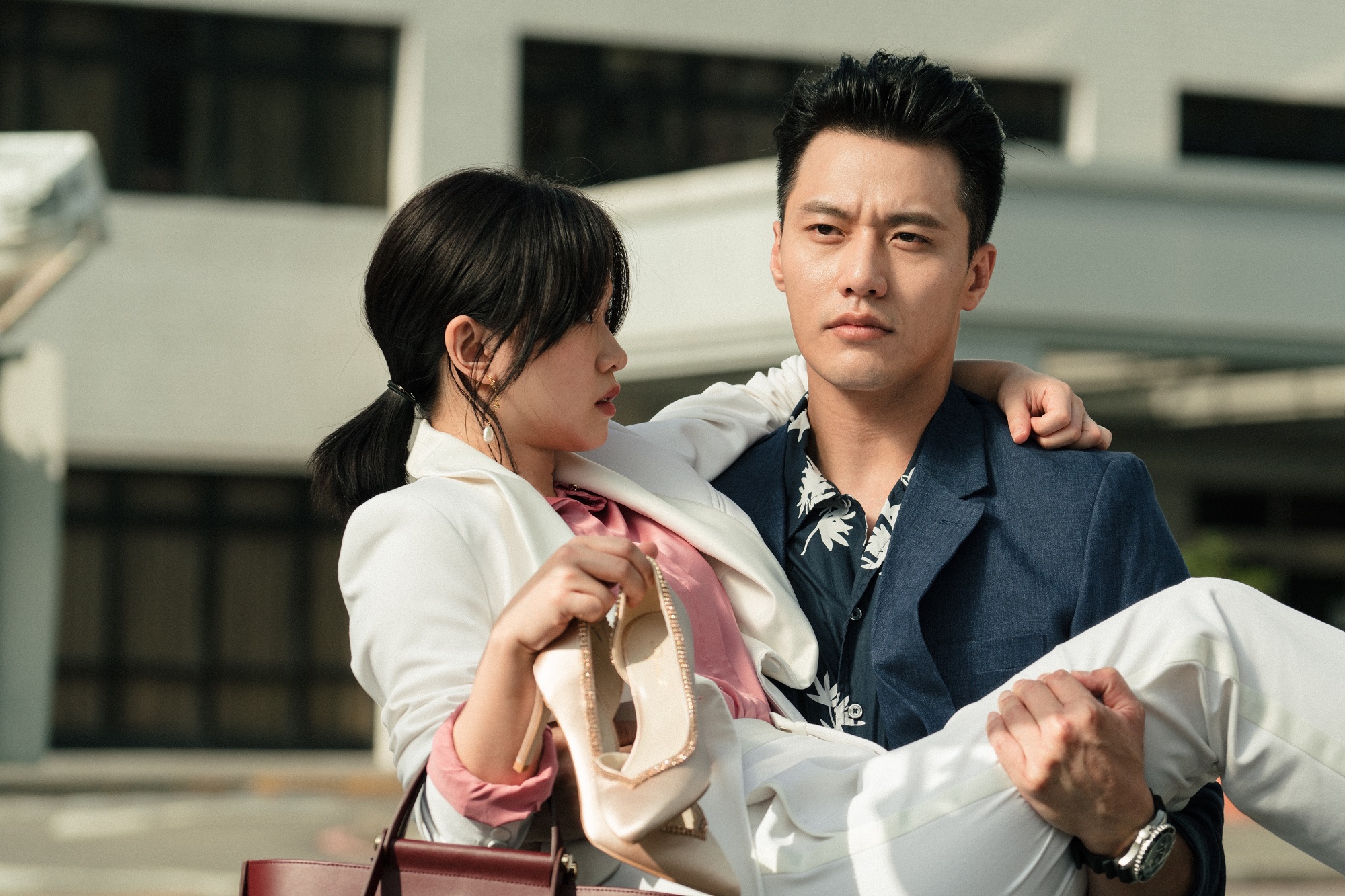 張睿家（右）在甜寵劇《我的老闆是隻貓》中飾演霸道貓妖總裁，與嚴正嵐（左）意外譜出人貓戀。（七十六号原子提供）