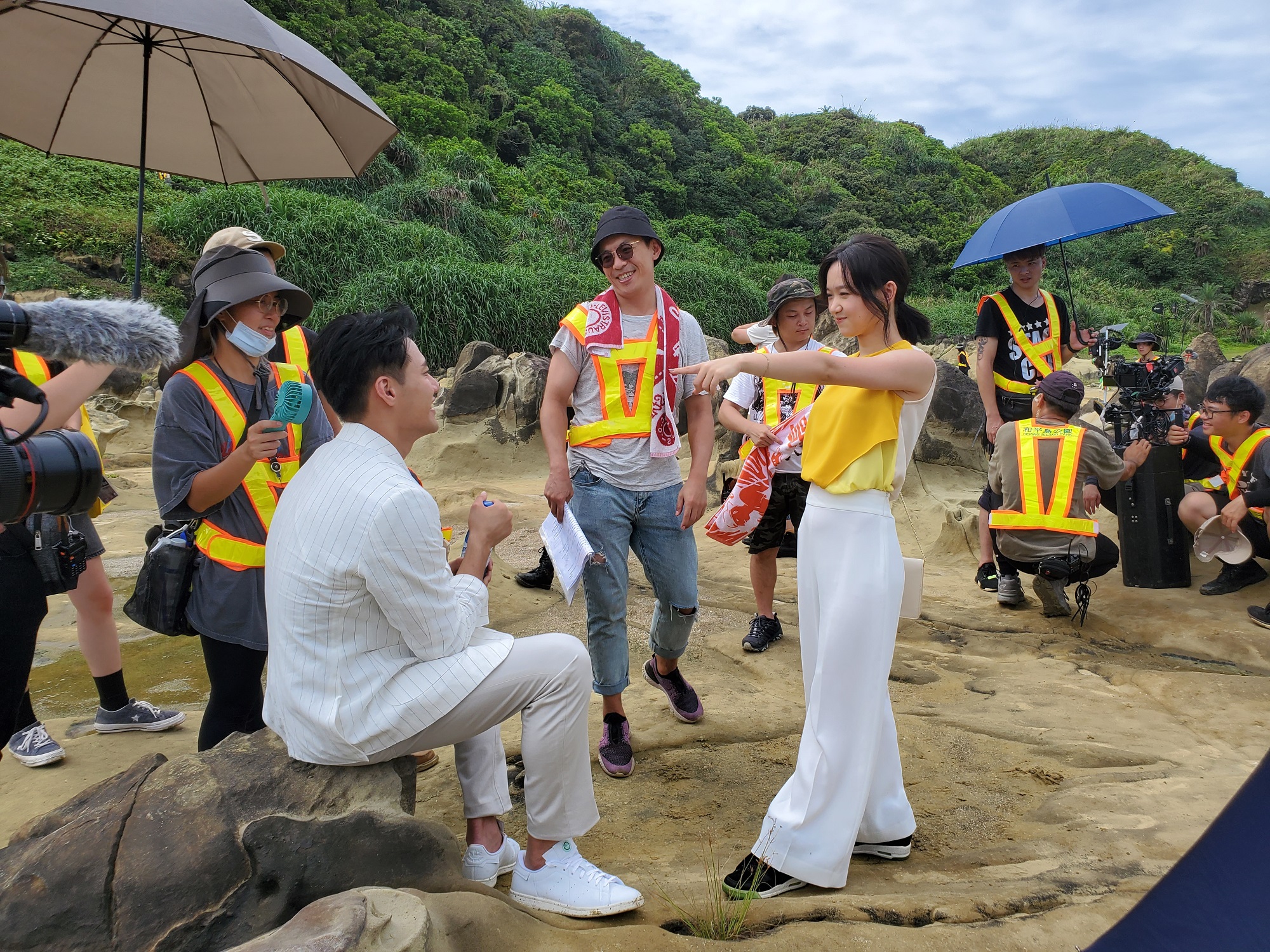 姜瑞智（圖中戴墨鏡者）為節省經費，得善用演員表演與燈光，增加奇幻效果。（七十六号原子提供）