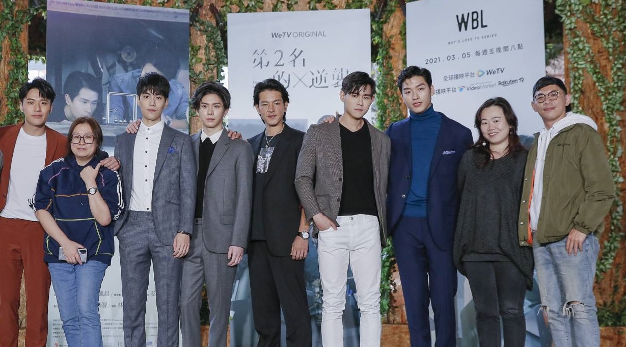 導演姜瑞智（右1）、編劇林珮瑜（右2），與監製潘心慧（左2）2度合作的BL網劇《We Best Love》系列，受到熱烈迴響。（結果娛樂提供）