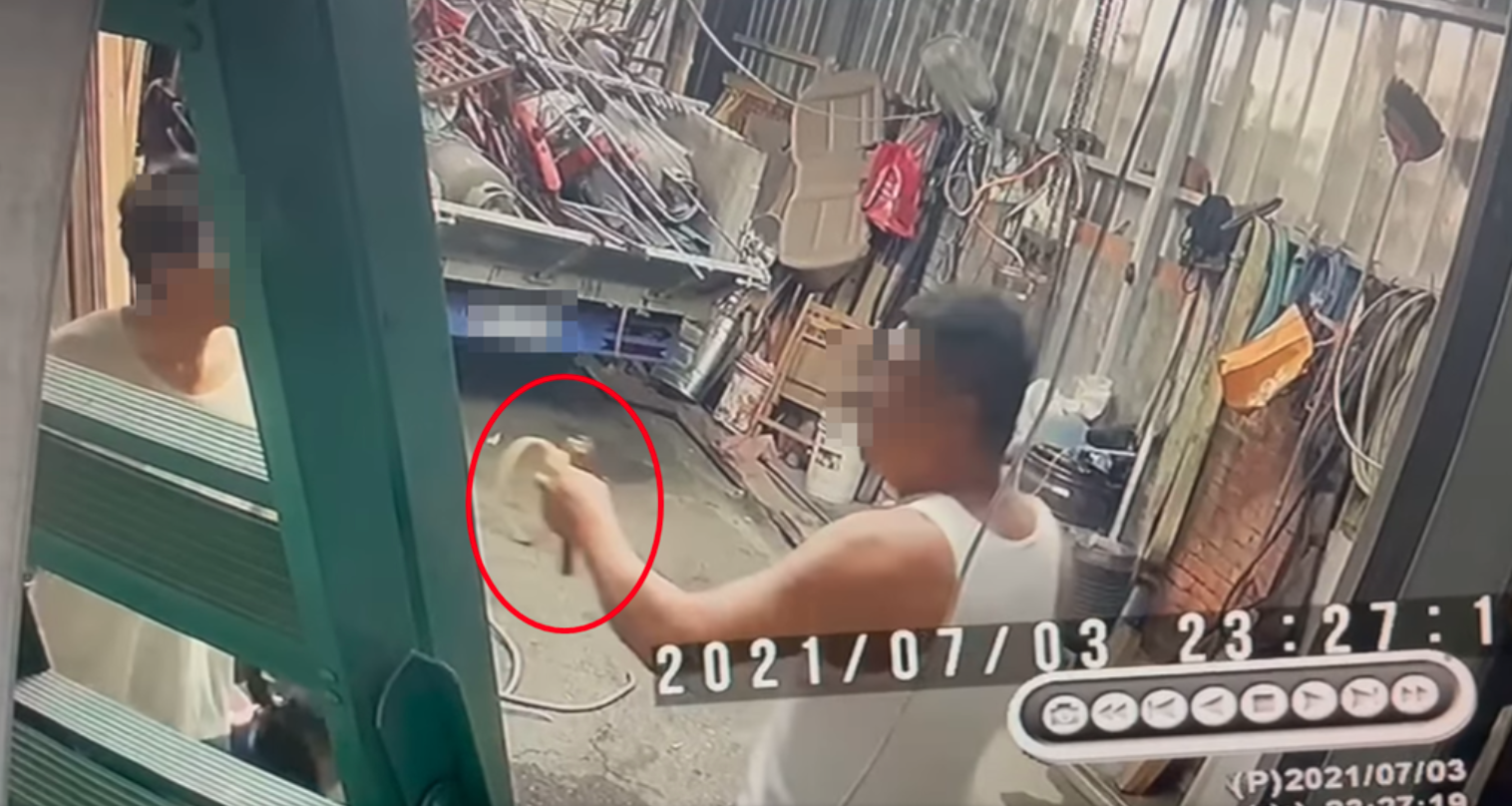 黃姓員警不滿持彈弓射狗遭人勸阻，與陳姓男子爆發衝突。（翻攝畫面）