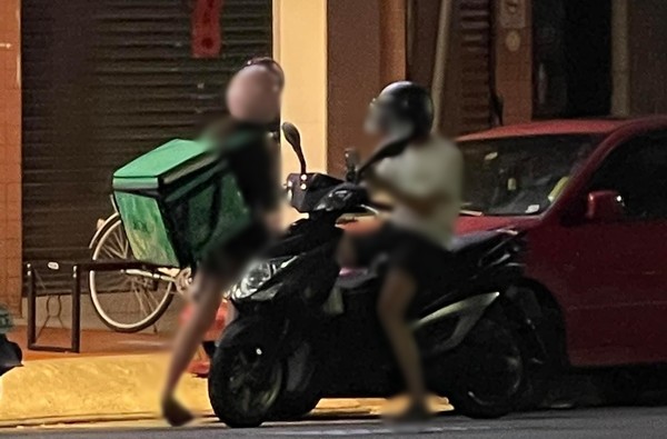 網友拍下情侶一起跑外送的畫面，大讚暖心又可愛。（翻攝自臉書社團「爆廢公社公開版」）