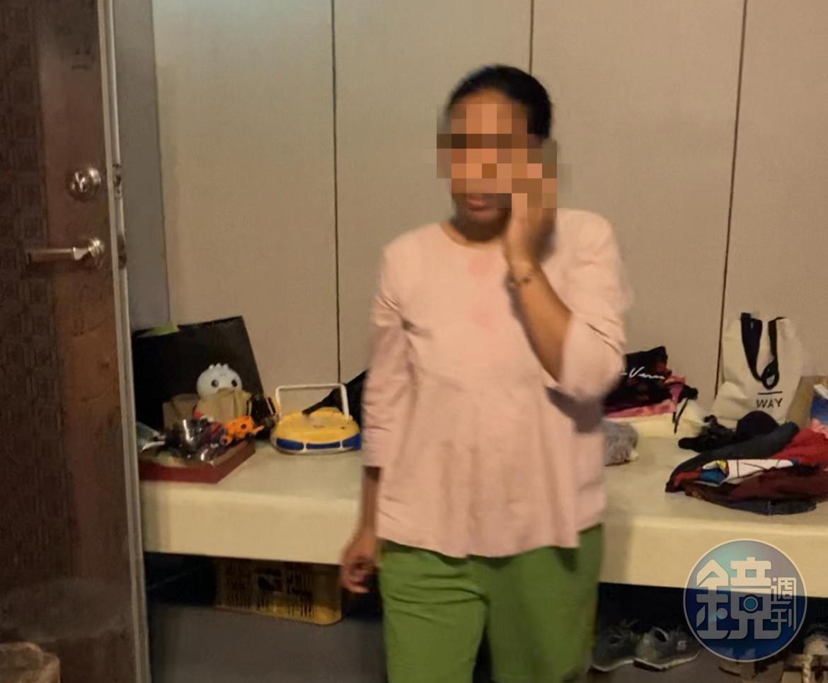 印尼籍移工「阿尼」遭李姓女董座暴打後，跑回房間向家人哭訴。（讀者提供）