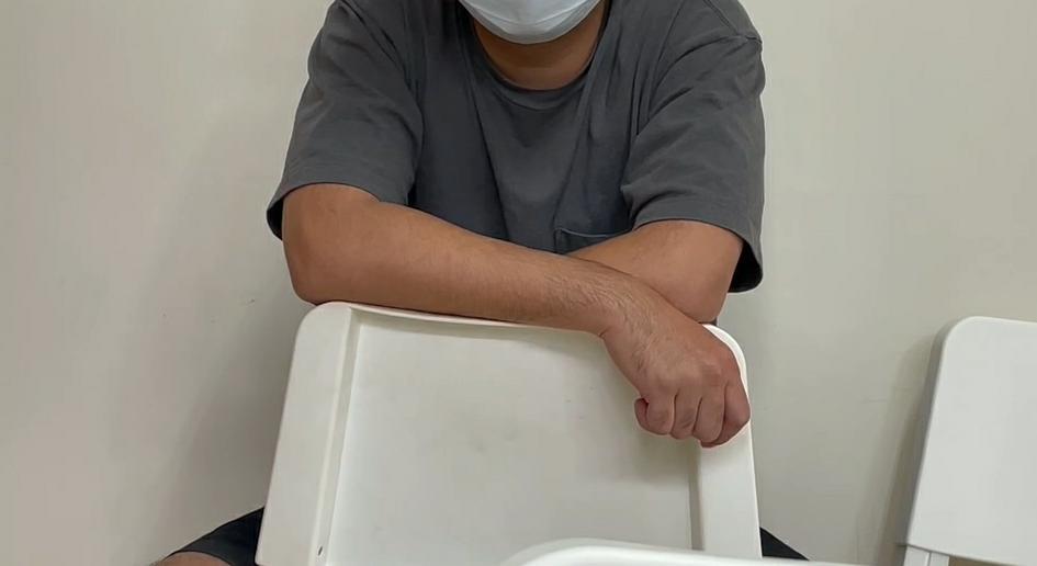 不少員工皆表示親眼目睹李董拿鋁棒暴打阿尼，當場嚇壞眾人。（翻攝畫面）