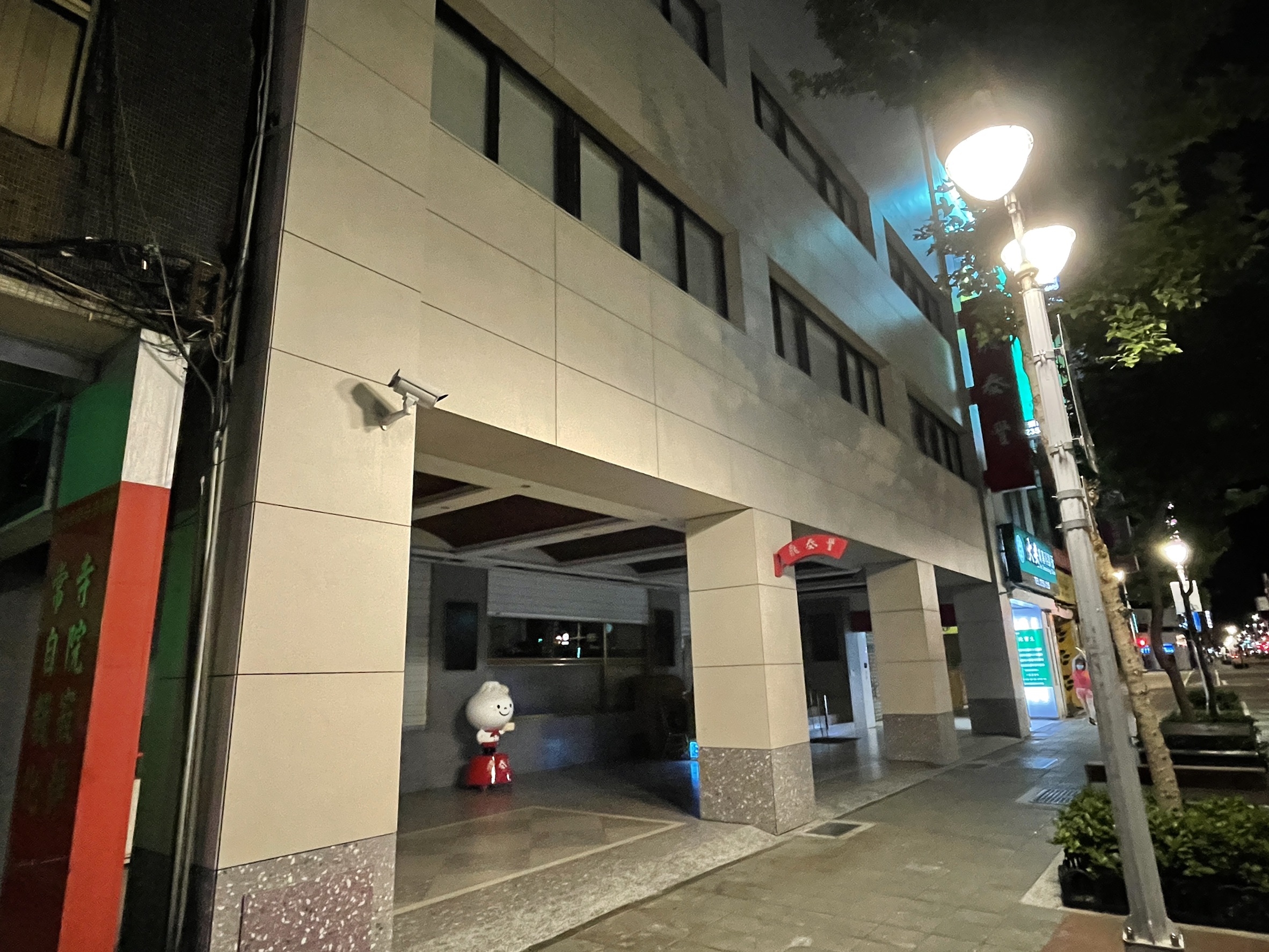 本刊直擊鼎泰豐內部幾名主管尚未下班，留在店內緊急開會，直到凌晨一兩點才離開。