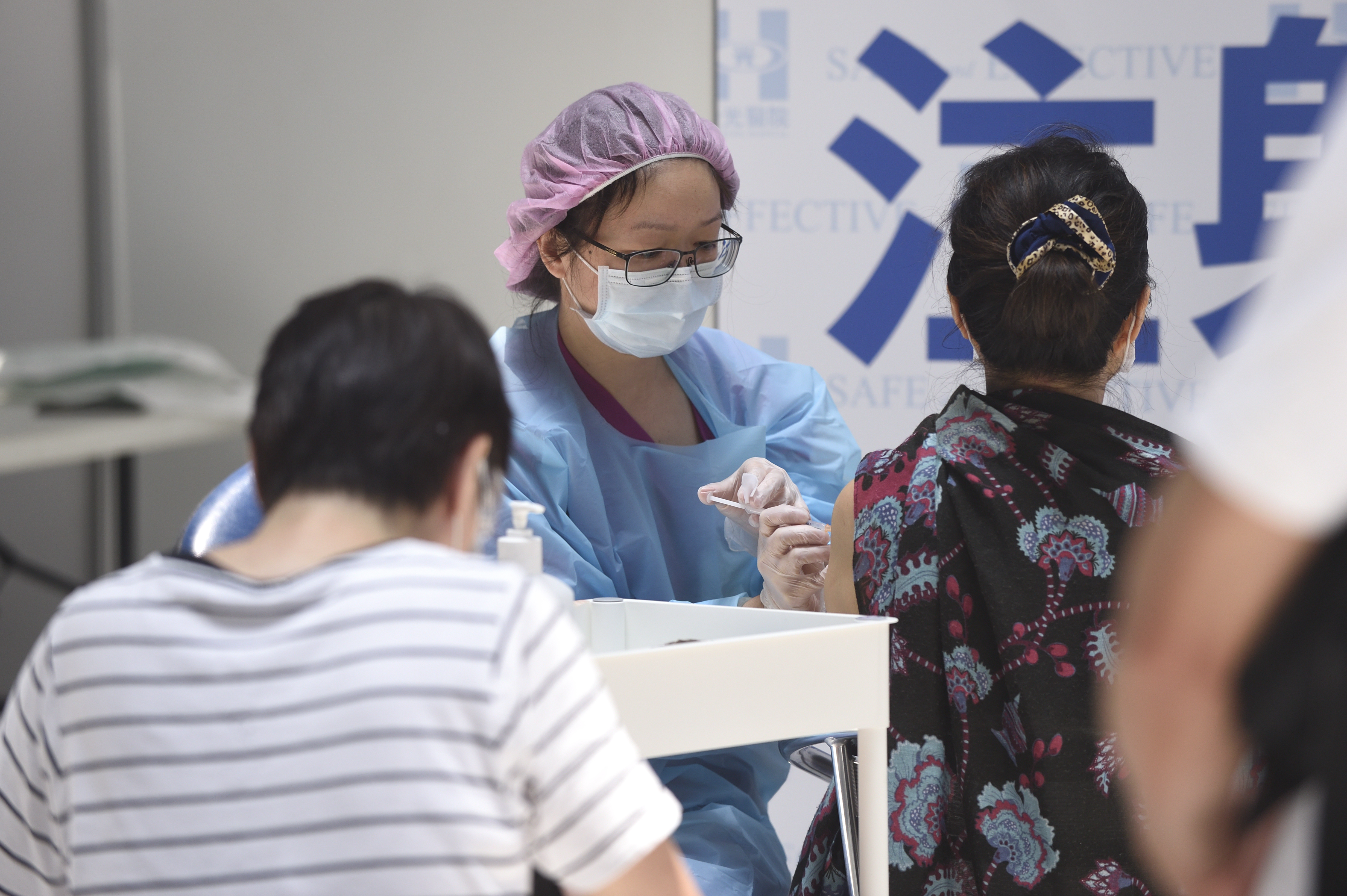 Delta變異株來勢洶洶，台灣上週境外移入個案無一倖免，唯有兩劑疫苗覆蓋率達60%才能稍稍鬆懈。圖為示意圖，非當事人。