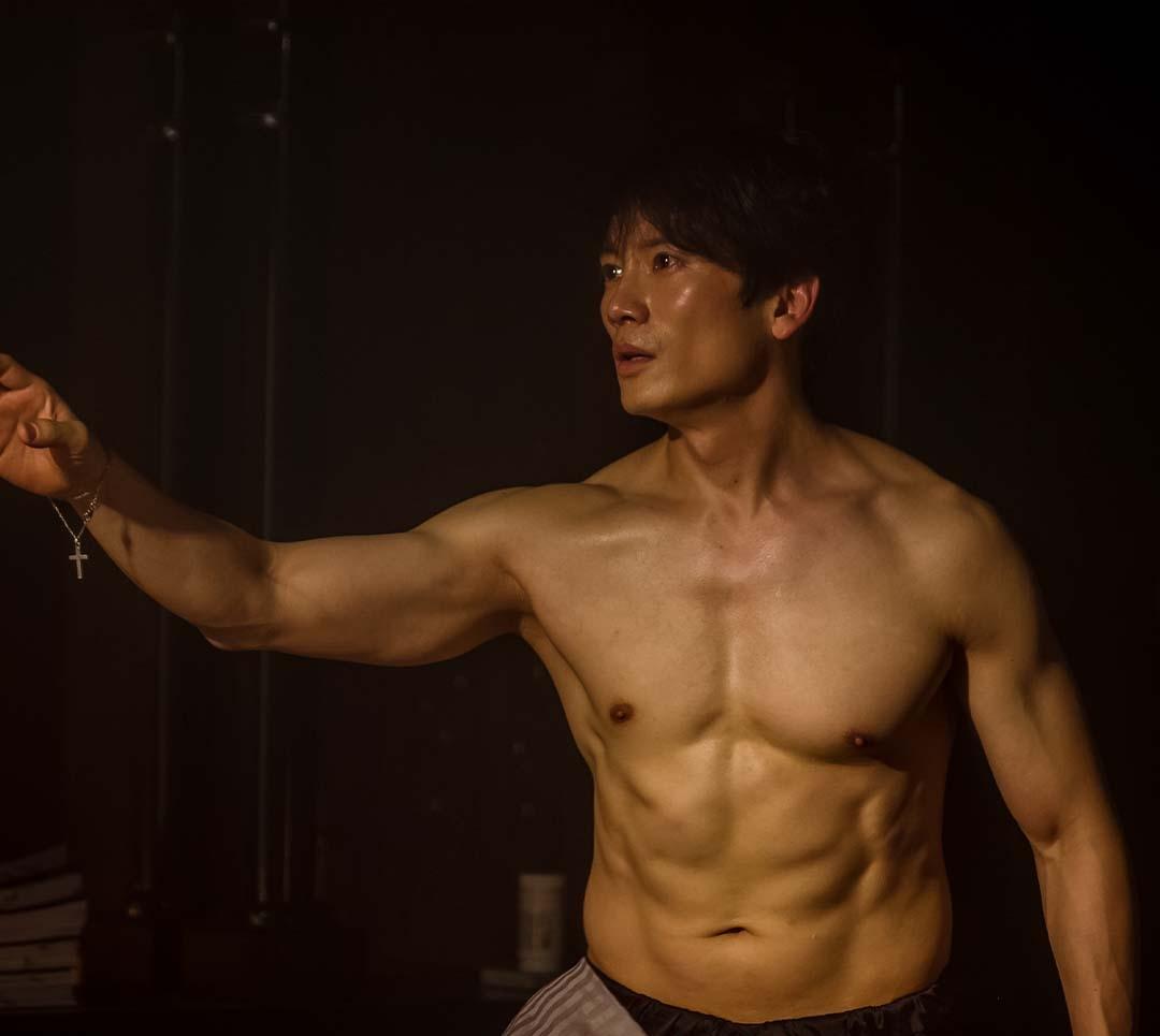 44歲的池晟長期身材管理，在《惡魔法官》大方秀肌。（friDay影音提供）