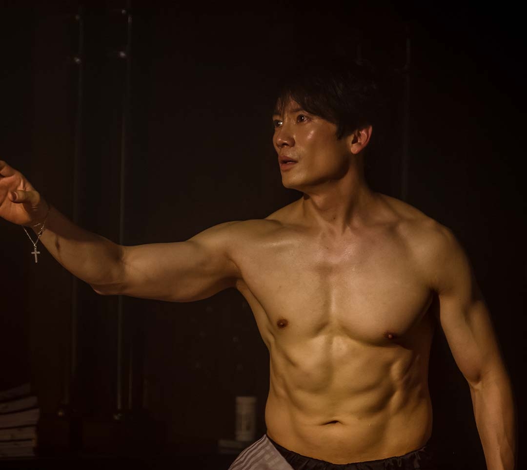 44歲的池晟長期身材管理，在《惡魔法官》大方秀肌。（friDay影音提供）