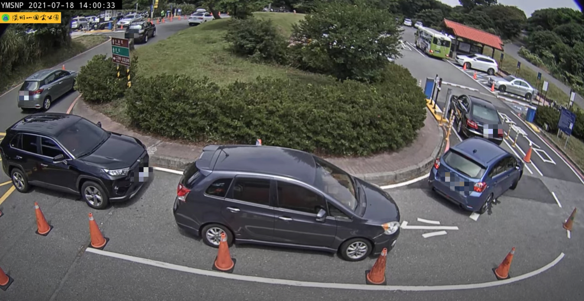 由監視器畫面可見，今（18日）陽明山二子坪停車場車輛必須排隊入場，可見車輛之多。（翻攝自陽明山國家公園YouTube）