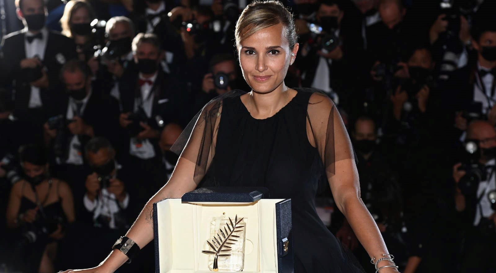 年僅37歲的法國女導演茱莉亞迪克諾執導的《鈦》榮獲本屆坎城影展金棕櫚獎最高榮譽，她也是史上第二位獲金棕櫚肯定的女導演。（光年映畫）