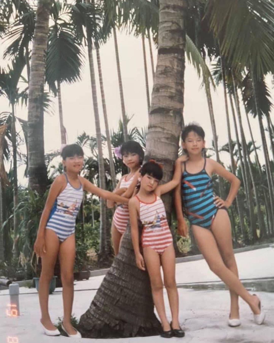 Ella（右2）濃妝艷抹，被迫參加媽媽舉辦的選美。(翻攝自Ella IG）