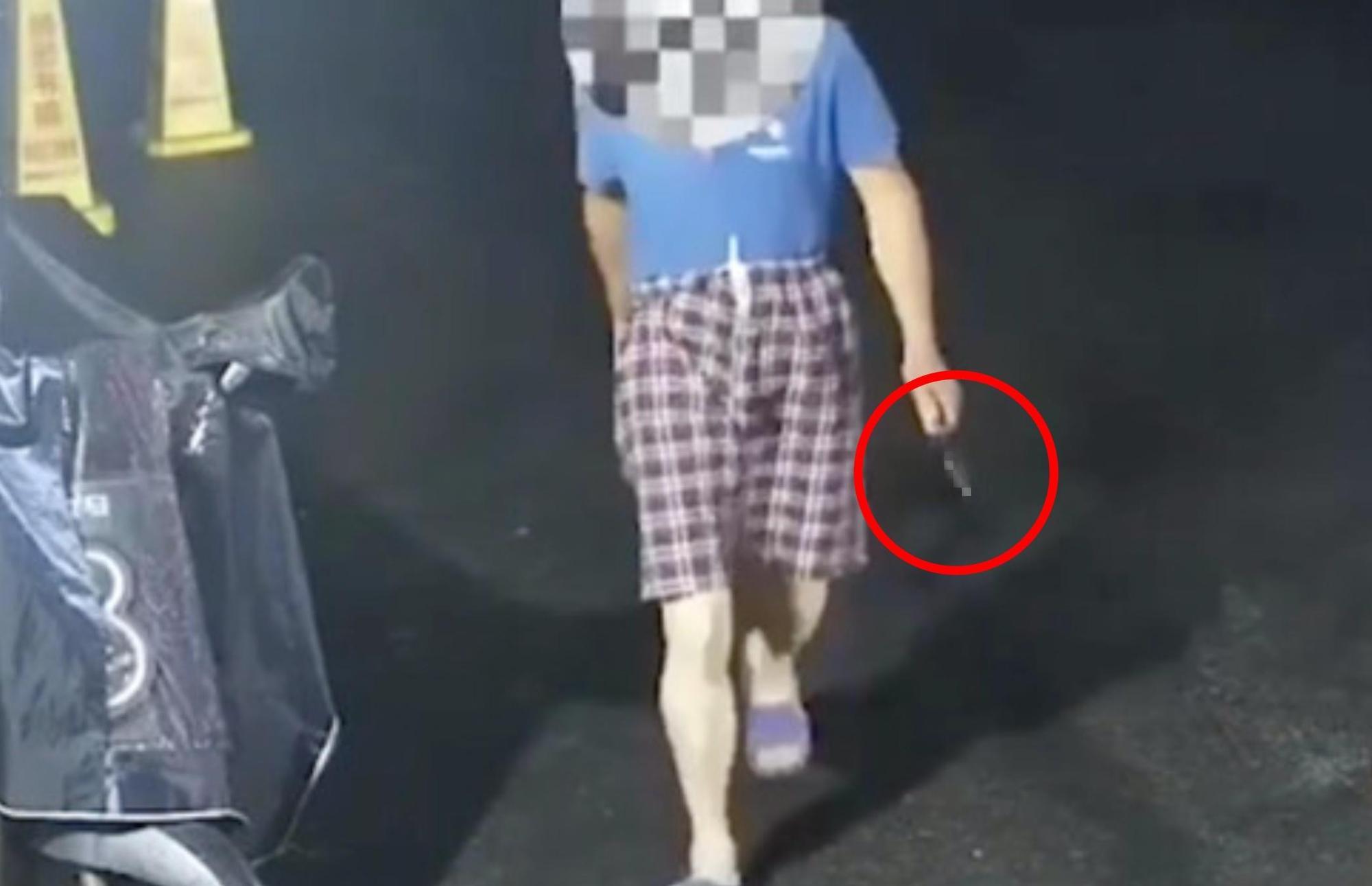 中國大陸一名男子自稱買完菜刀後迷路,於是拿著大菜刀在街上問路,嚇壞了路上民眾。(翻攝自微博)