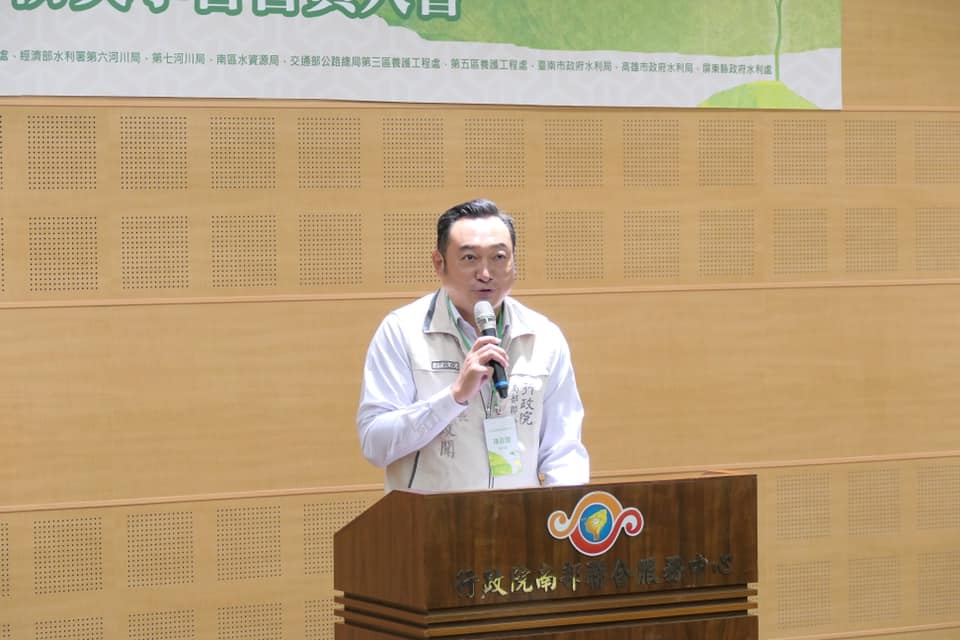 行政院南部服務中心執行長陳政聞被爆在餐廳內用聚餐，違反防疫規定。（翻攝自陳政聞臉書）