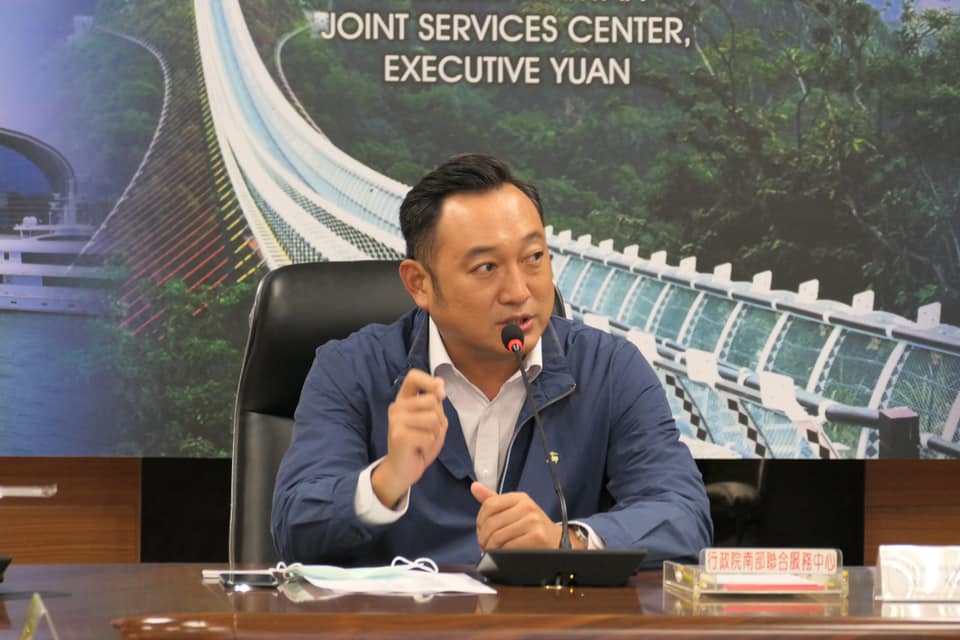 行政院南部聯合服務中心執行長陳政聞被爆群聚吃過，屏縣府將展開調查。（翻攝自陳政聞臉書）