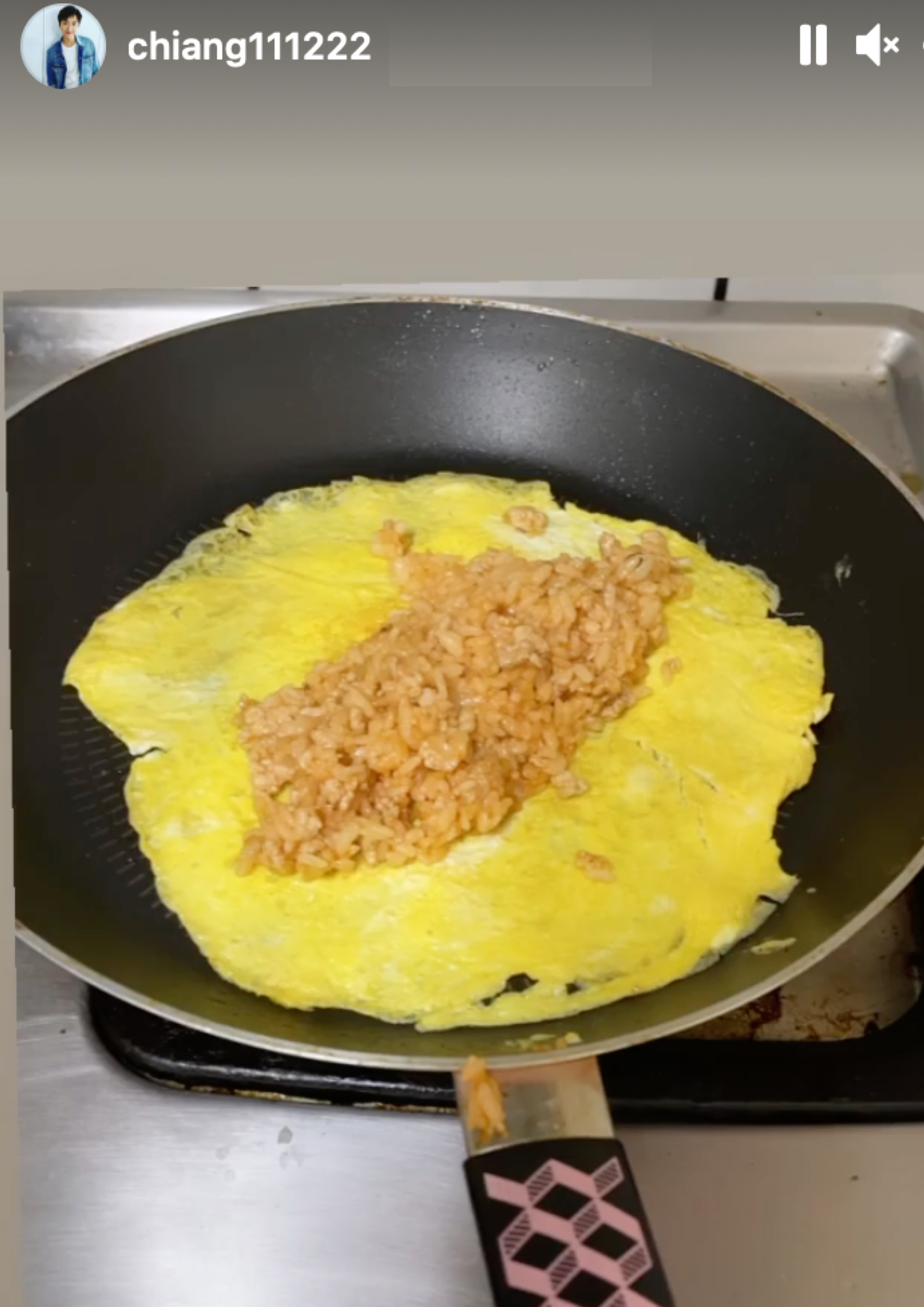 江宏傑親自下廚做蛋包飯,給小小愛和小小傑吃。(翻攝自江宏傑IG)