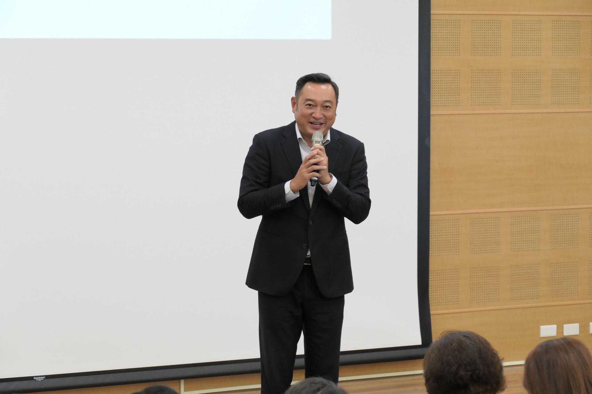 陳政聞強調有謹守防疫規定,但為避免牽連執政團隊,決定請辭下台。(翻攝自陳政聞臉書)