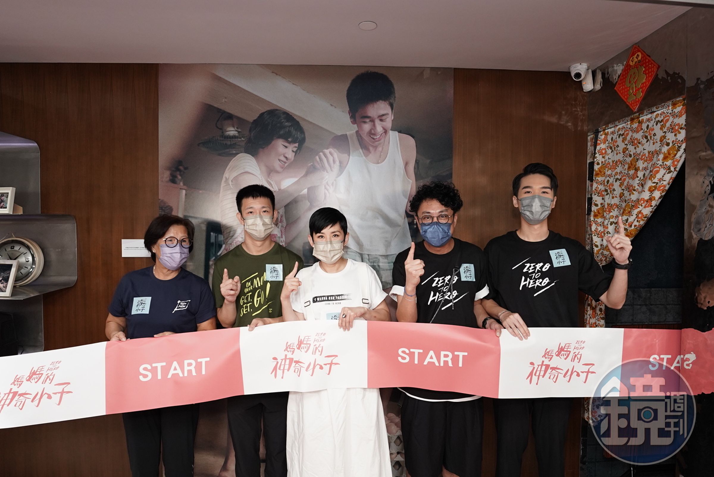 《媽媽的神奇小子》故事主人翁蘇樺偉母子本尊（左一、二）與扮演他們的吳君如及梁仲恆（右一）在活動上相見歡。（滾動工作室提供）