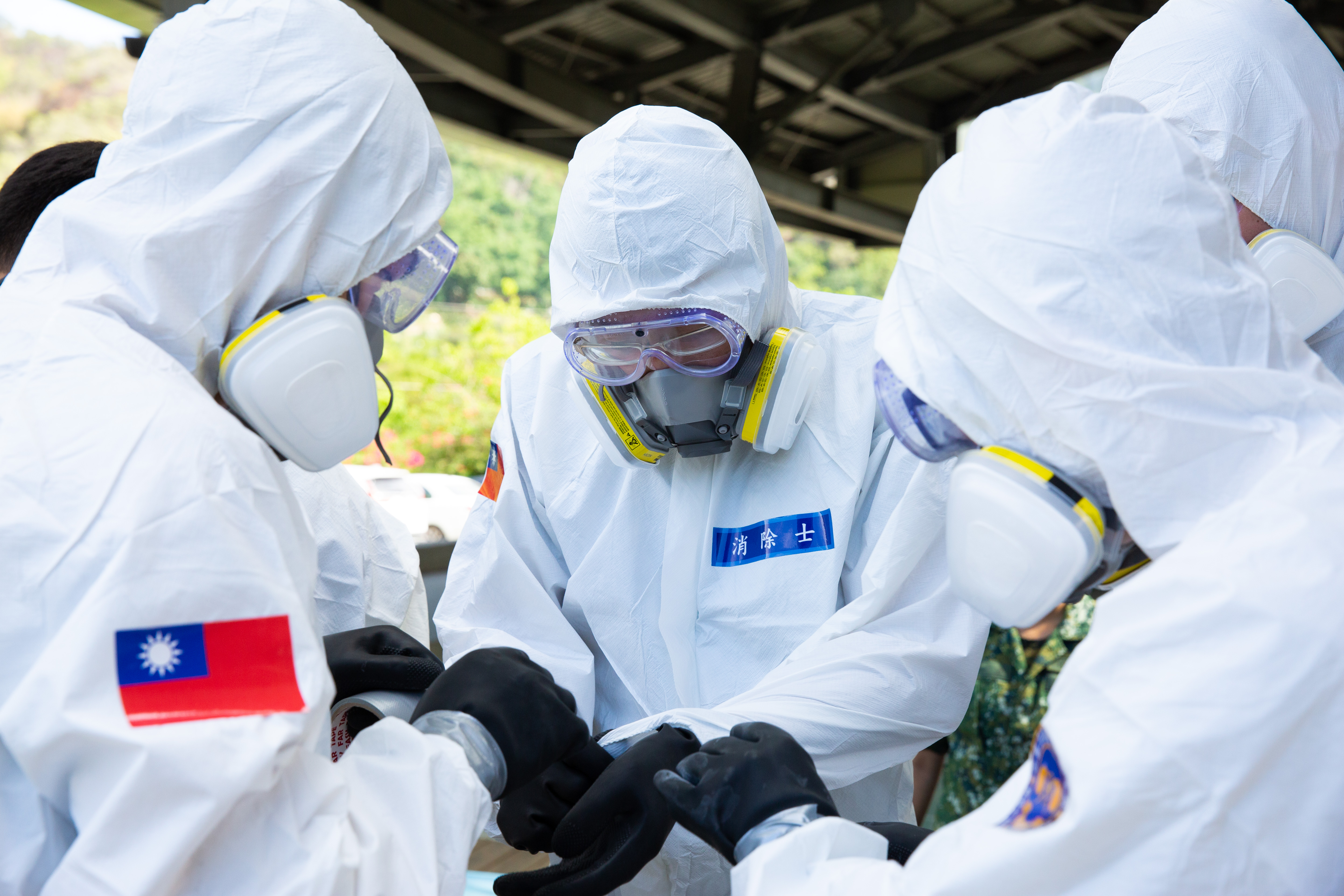 台中30歲家教男確診，意外因其社交活動活躍，疫情傳播鏈燒向彰化與雙北，圖為清消人員非當事人。（本刊資料照）