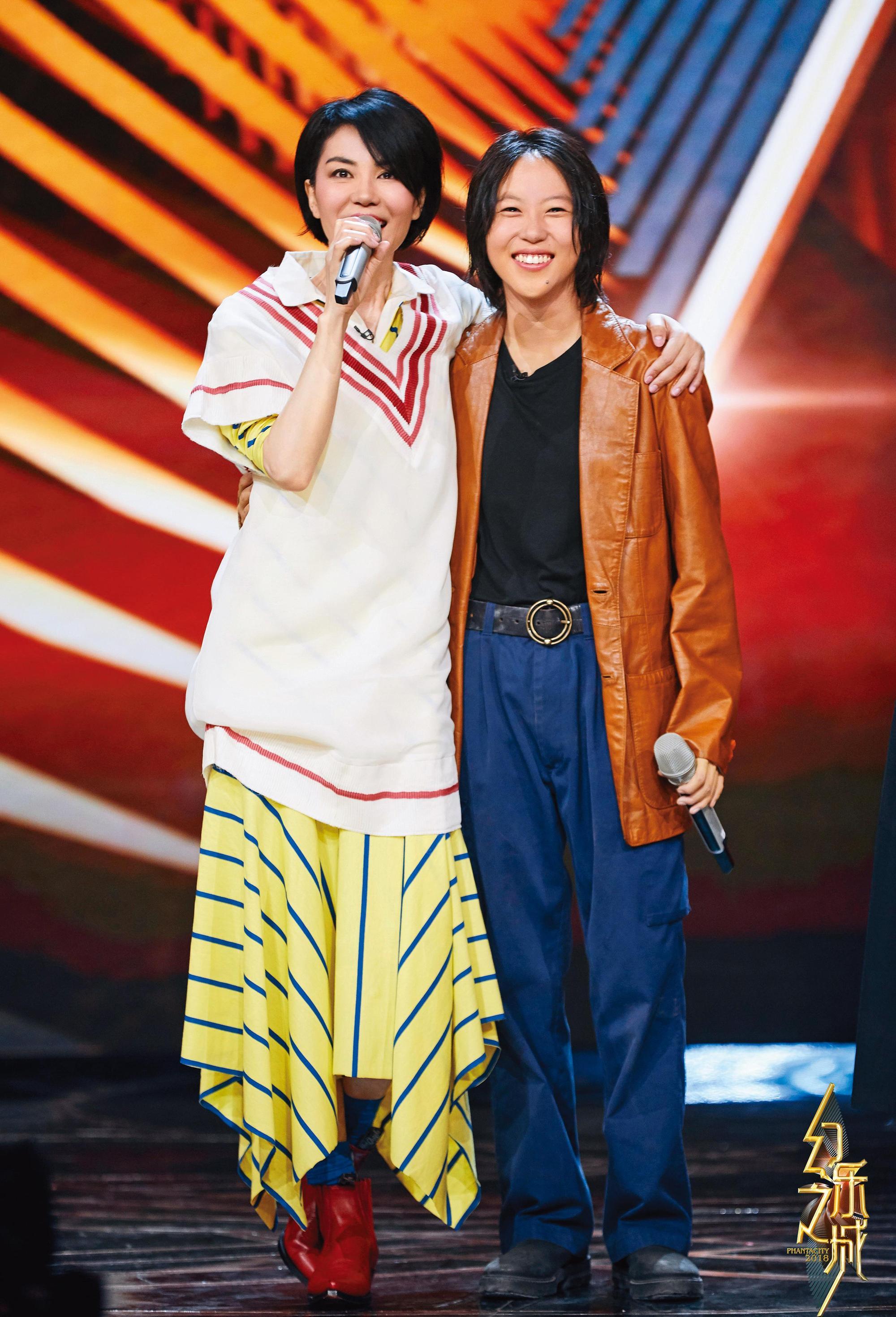 2018年王菲以上億天價酬勞登上陸綜《幻樂之城》,還把女兒竇靖童(右)叫來合體。(東方IC)