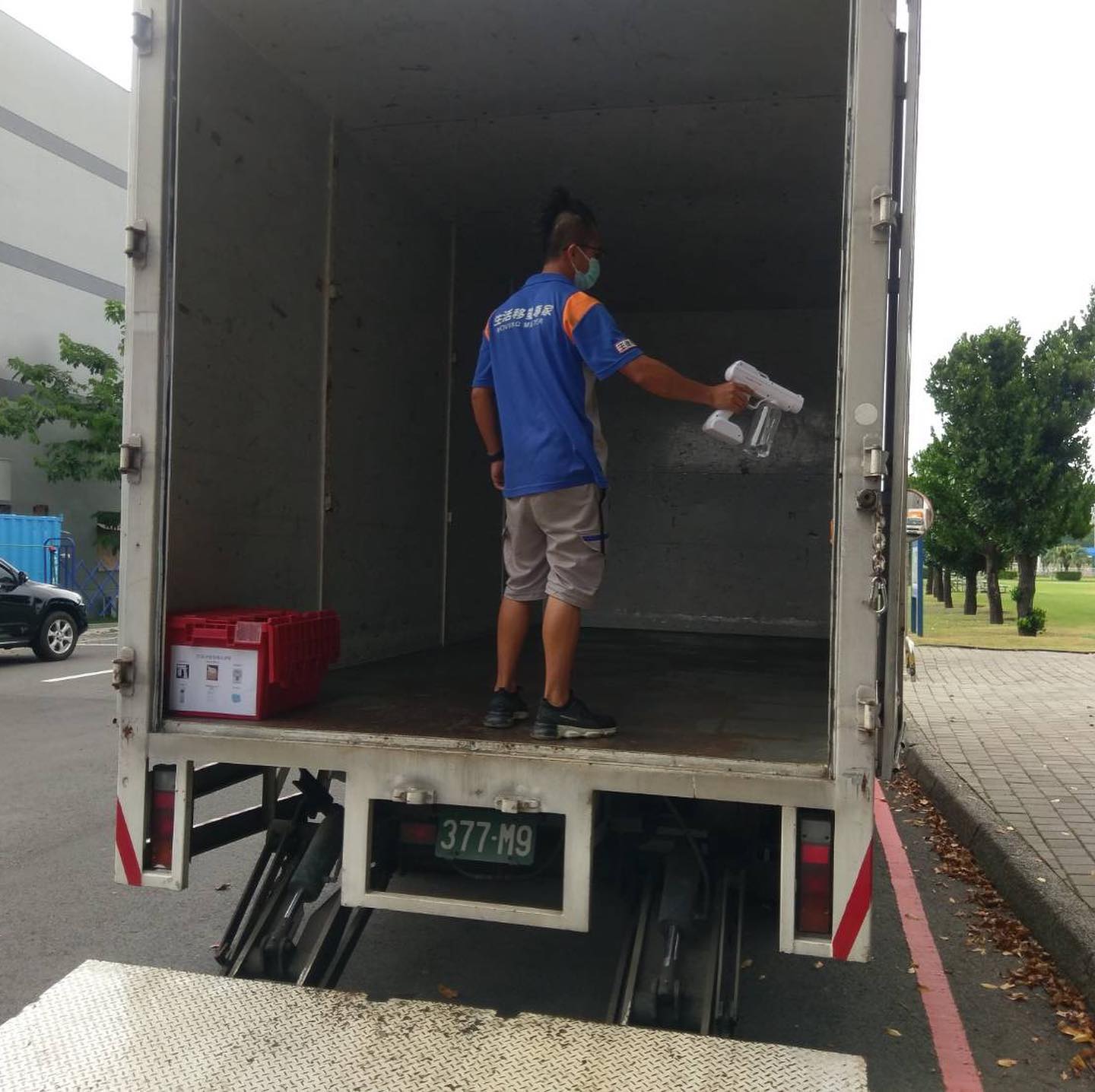 載運選手行李的卡車正在消毒。（翻攝自國訓中心粉絲專頁）
