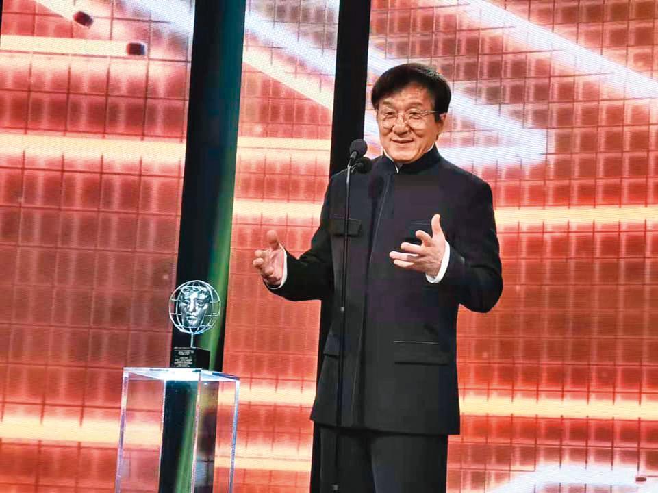 成龍向來都親自上陣演出危險鏡頭,年輕時曾在南斯拉夫從高處墜下緊急開刀。(翻攝自成龍臉書)