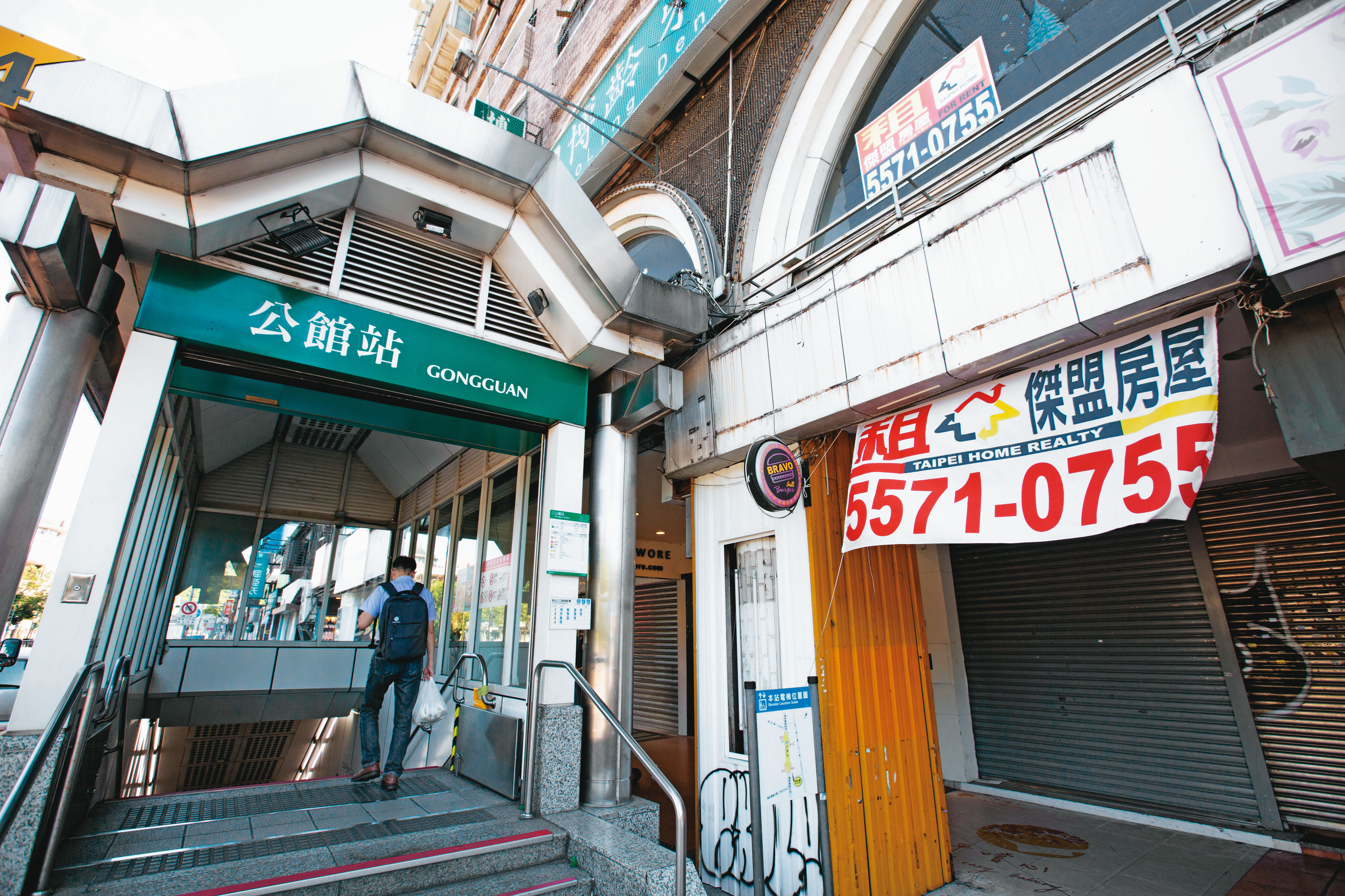 退租潮漫延各商圈,如公館商圈捷運站出口旁,以前是排隊都租不到的位置,現也掛起招租廣告。