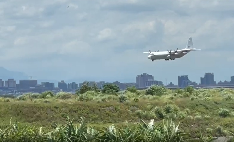 相隔不到4天，AIT美國在台協會的包機，再度來台載運物品。