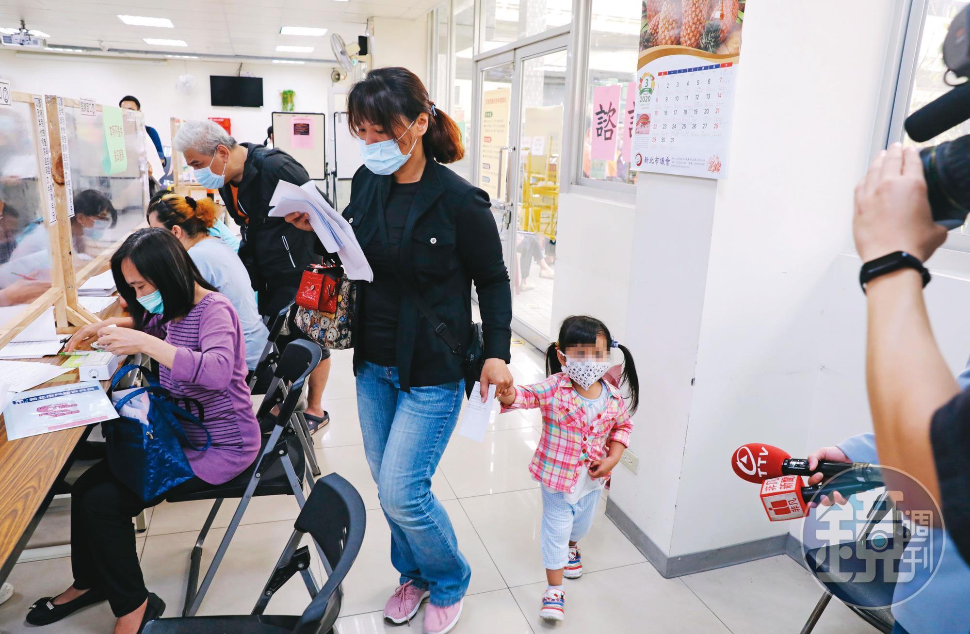 年幼的孩子停課，家長只得請假在家照顧，或帶著孩子辦事、上工。