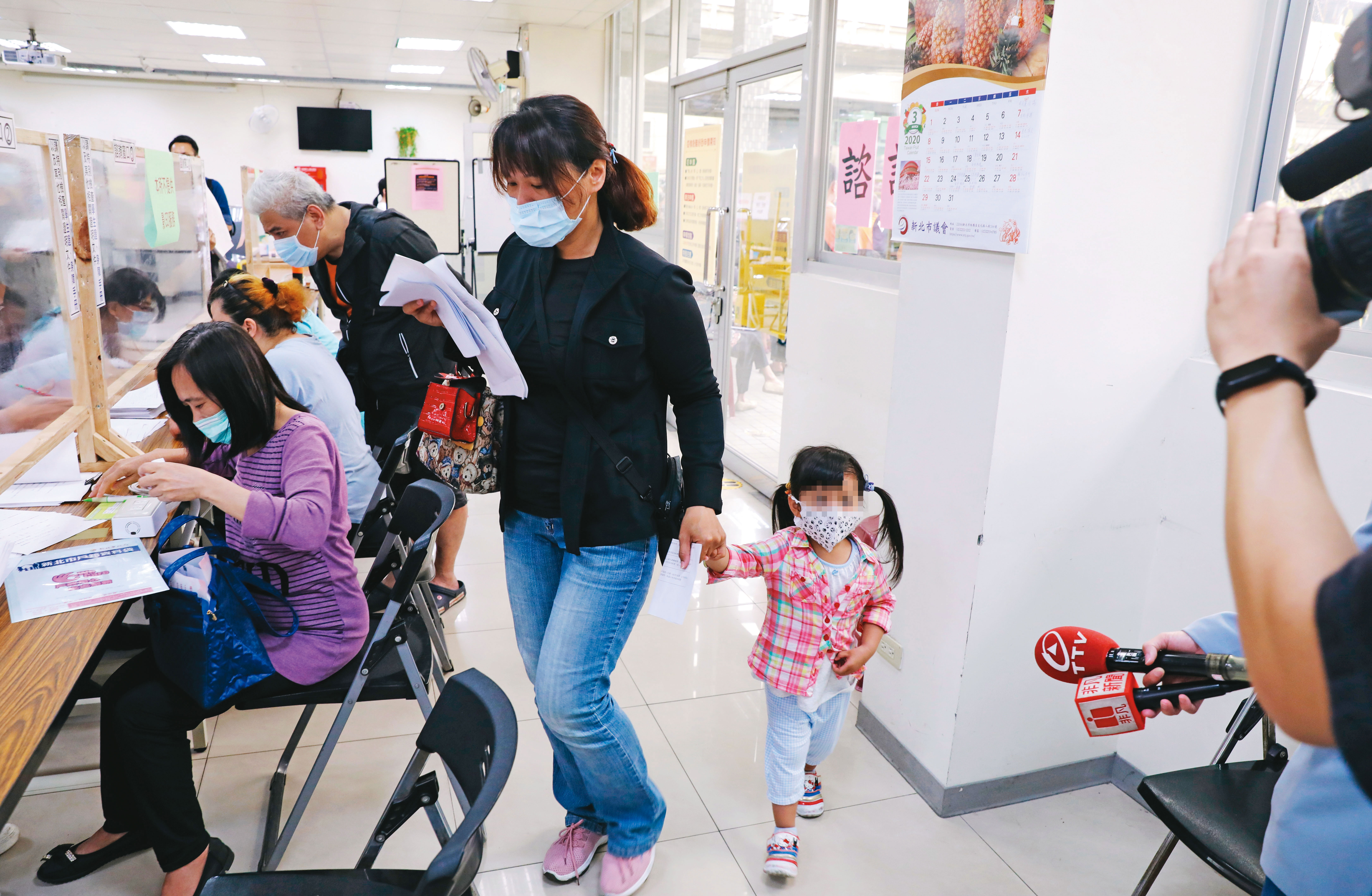 年幼的孩子停課，家長只得請假在家照顧，或帶著孩子辦事、上工。