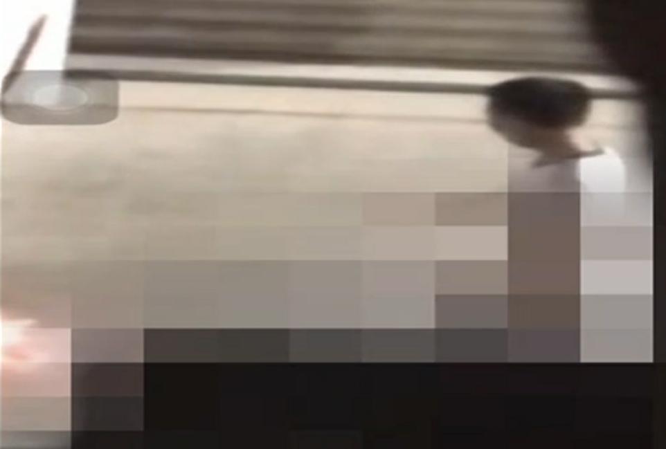 4名基隆青少年拿酒精在便利商店騎樓潑灑並點火，火勢引來附近居民不安報警處理。（警方提供）
