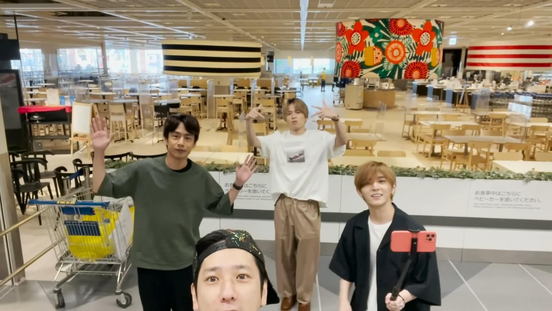 二宮和也（左二）帶著中丸雄一（左起）、菊池風磨、山田涼介一起逛IKEA買家具。（翻攝自YouTube畫面）