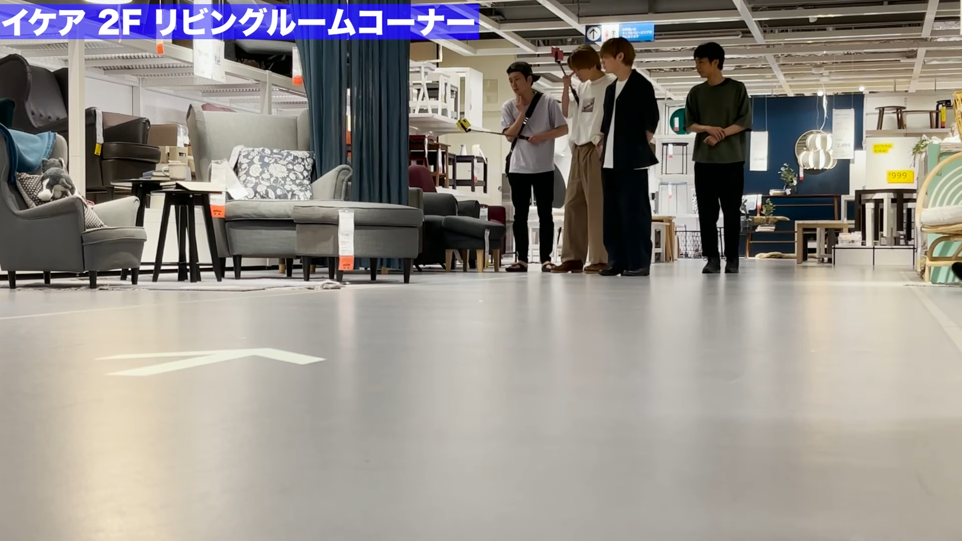 4人在開店前包下全場購物，認真挑選著沙發。（翻攝自YouTube畫面）
