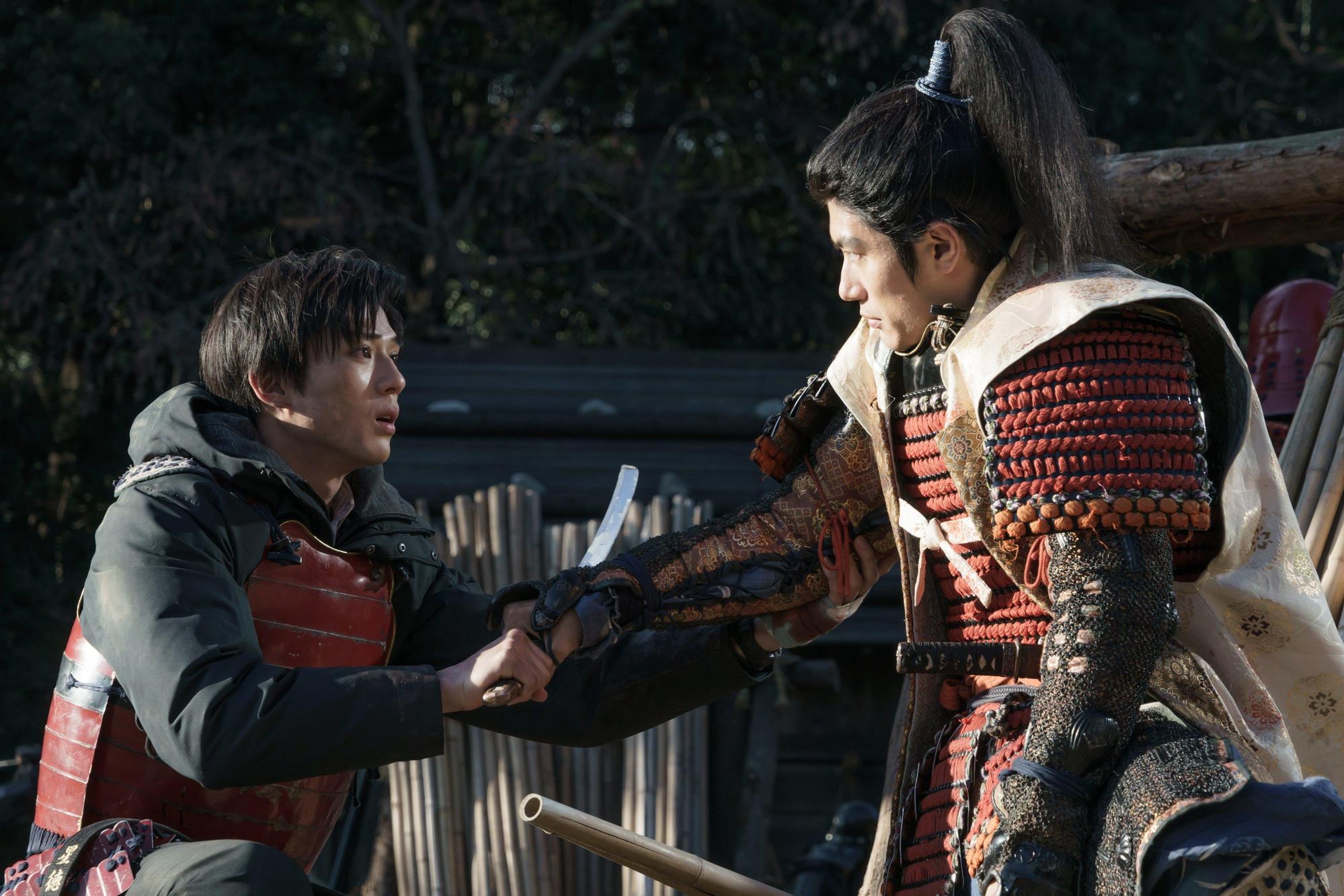 新田真劍佑(左)因三浦春馬而有了演員夢,並在電影《群青戰記》和偶像同台演出。(翻攝自《群青戰記》Twitter)