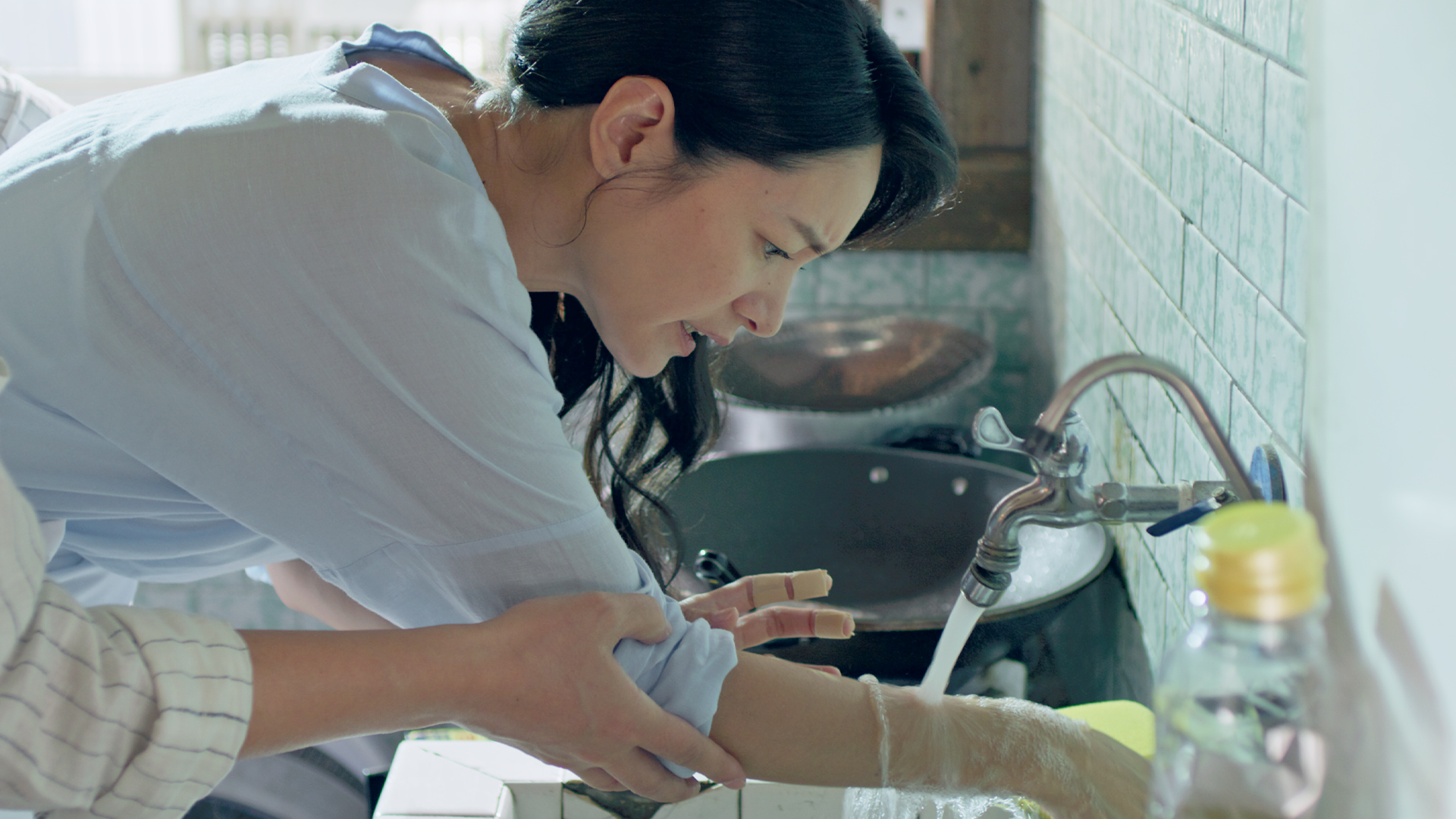 Janet在戲中做菜傷到手。（東森提供）