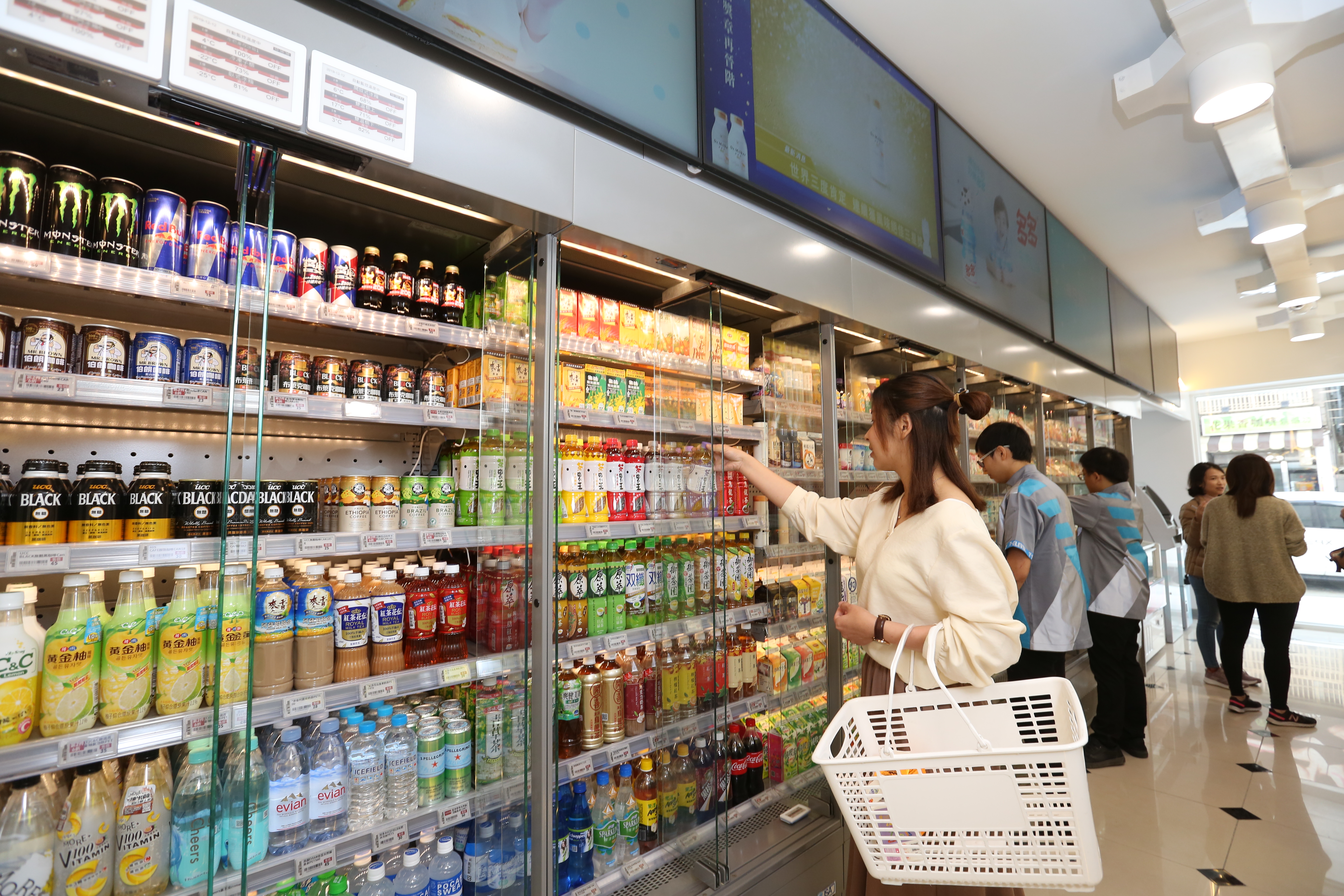 有些超商夏天會推出飲品促銷活動，增加顧客購買意願。（示意圖，本刊資料照）