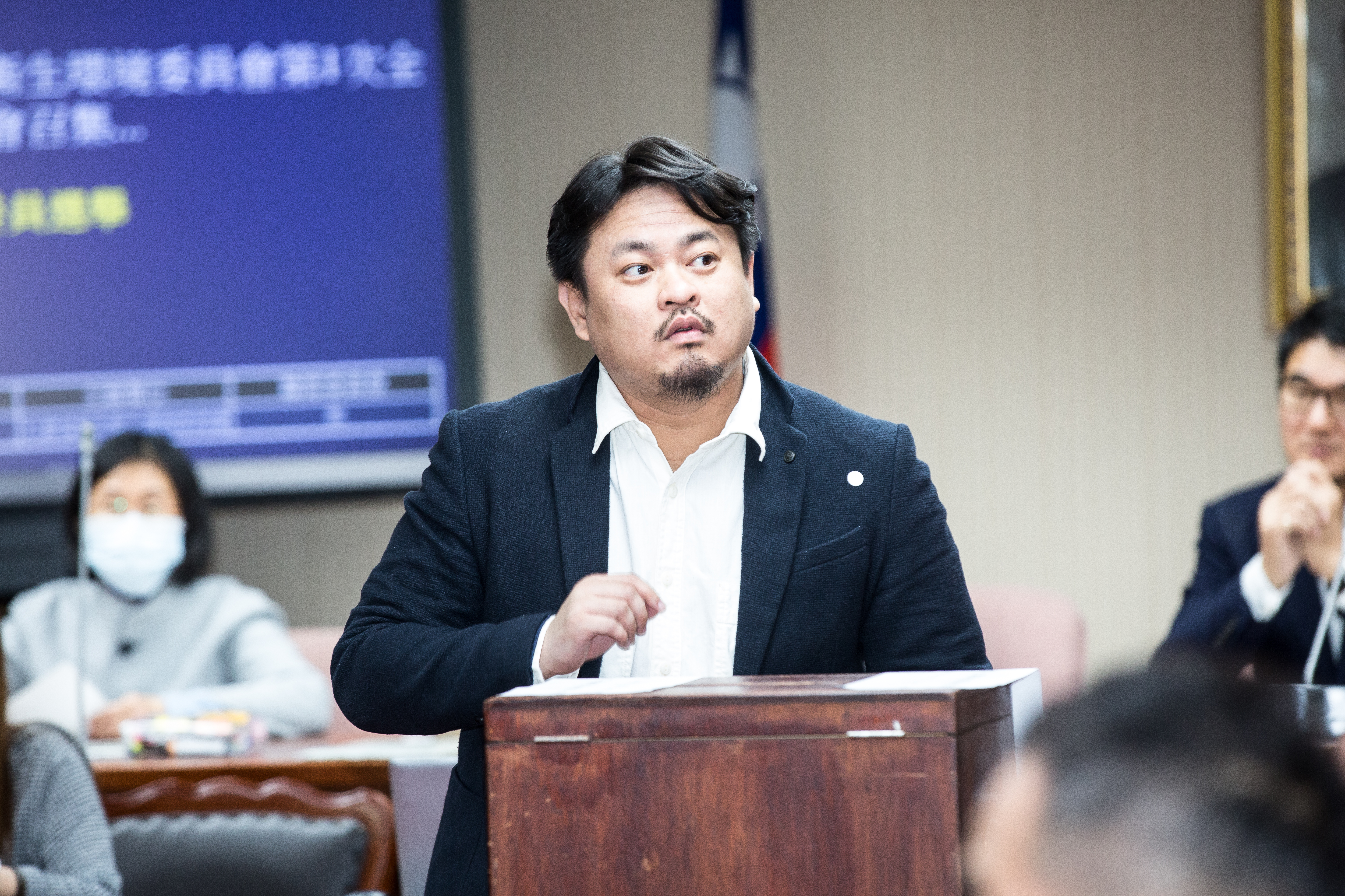 民進黨立委洪申翰指出，近來許多年輕人中非常熱門的話題，就是怎麼勸自家長輩「不要排斥AZ疫苗」。（資料照）