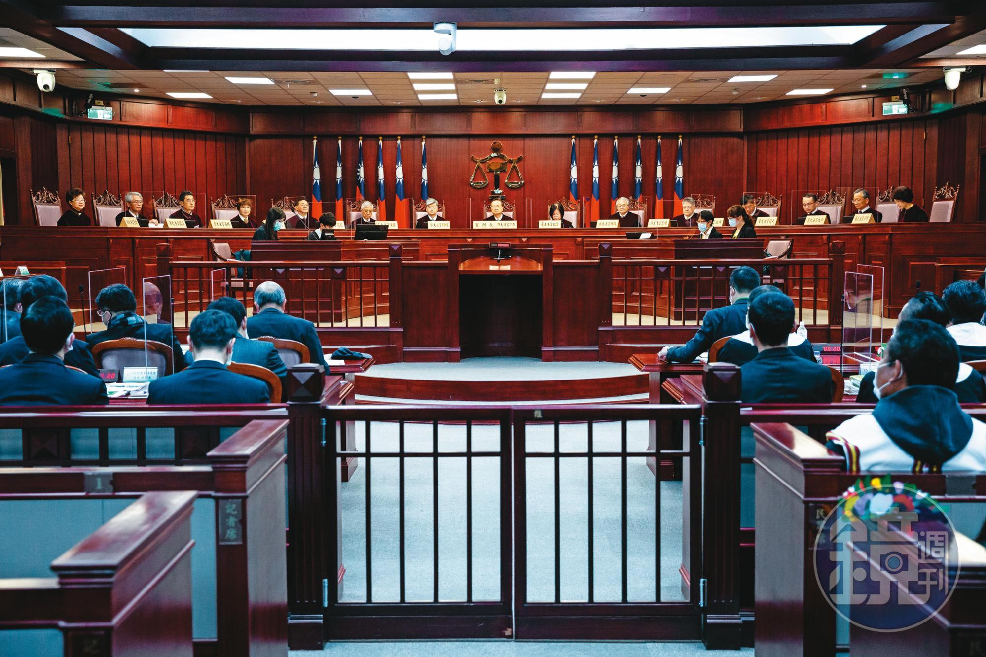 《憲法訴訟法》在聲請憲法訴訟的事由內規定，人民在用盡一般司法救濟途徑後，得向大法官聲請宣告「裁判本身」違憲，成為新法一大亮點。