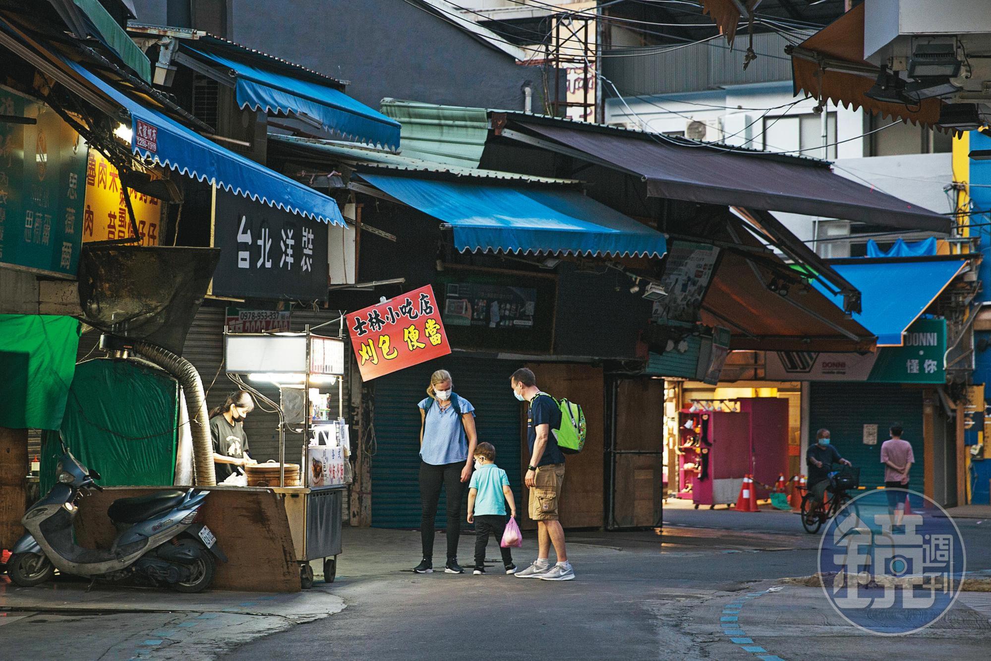政治人物應該把焦點快速移轉到受害商家與勞工的補貼與紓困，全球的主軸是解封，台灣要加緊跟上腳步了！
