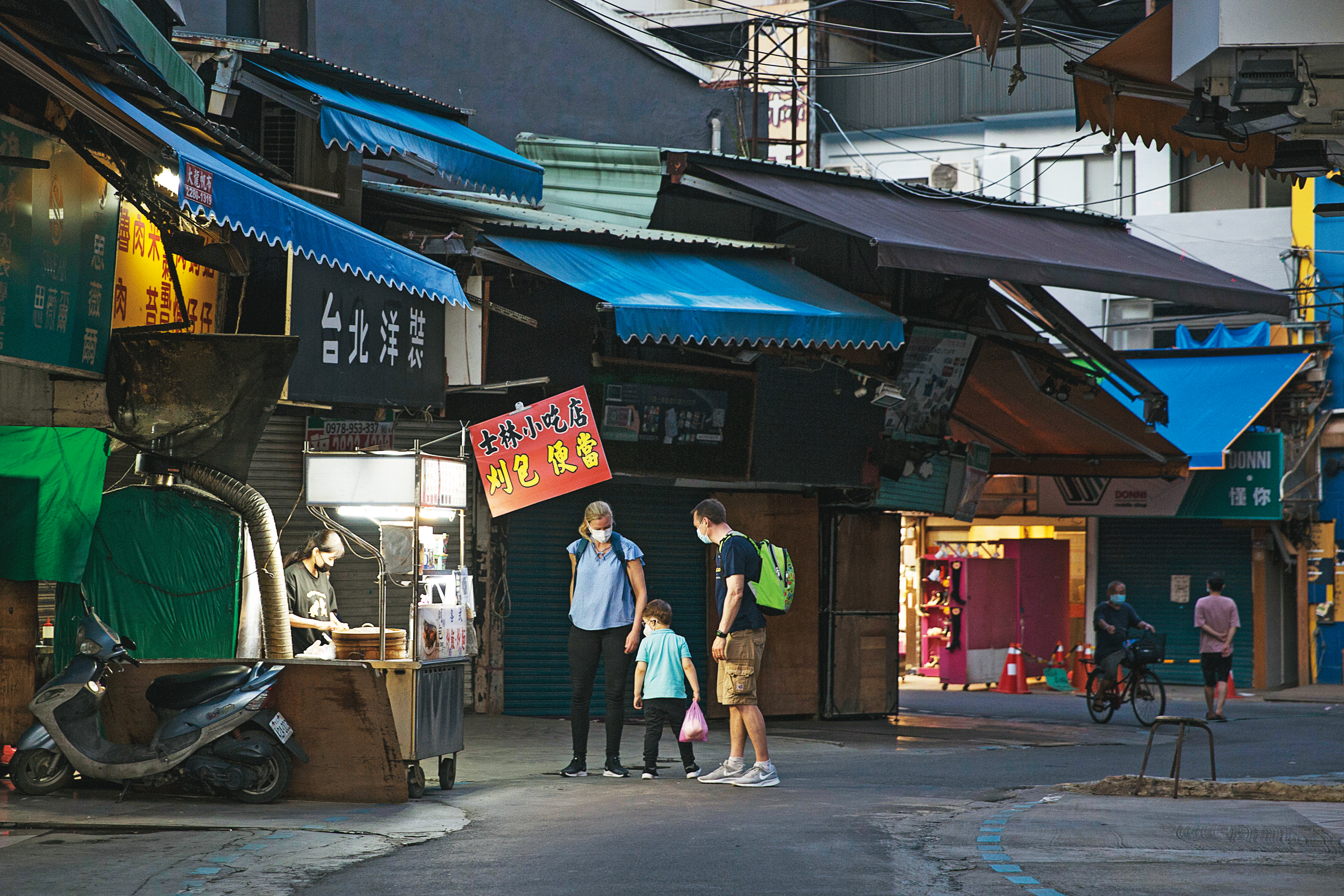 政治人物應該把焦點快速移轉到受害商家與勞工的補貼與紓困,全球的主軸是解封,台灣要加緊跟上腳步了!