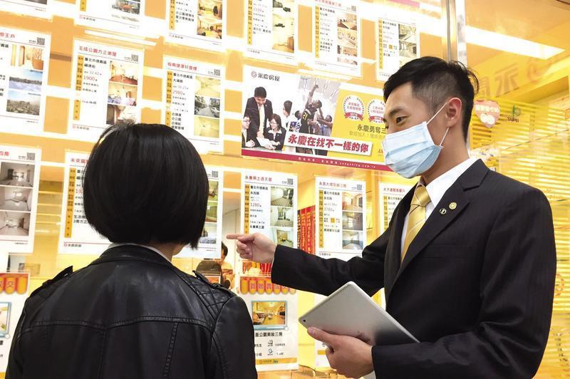 許多業者看好「後疫情商機」買氣仍旺。而許多首購、小資族等自住者則是看準新莊、東湖、景美、西門等地的發展,捷運宅仍有十分大的優勢。