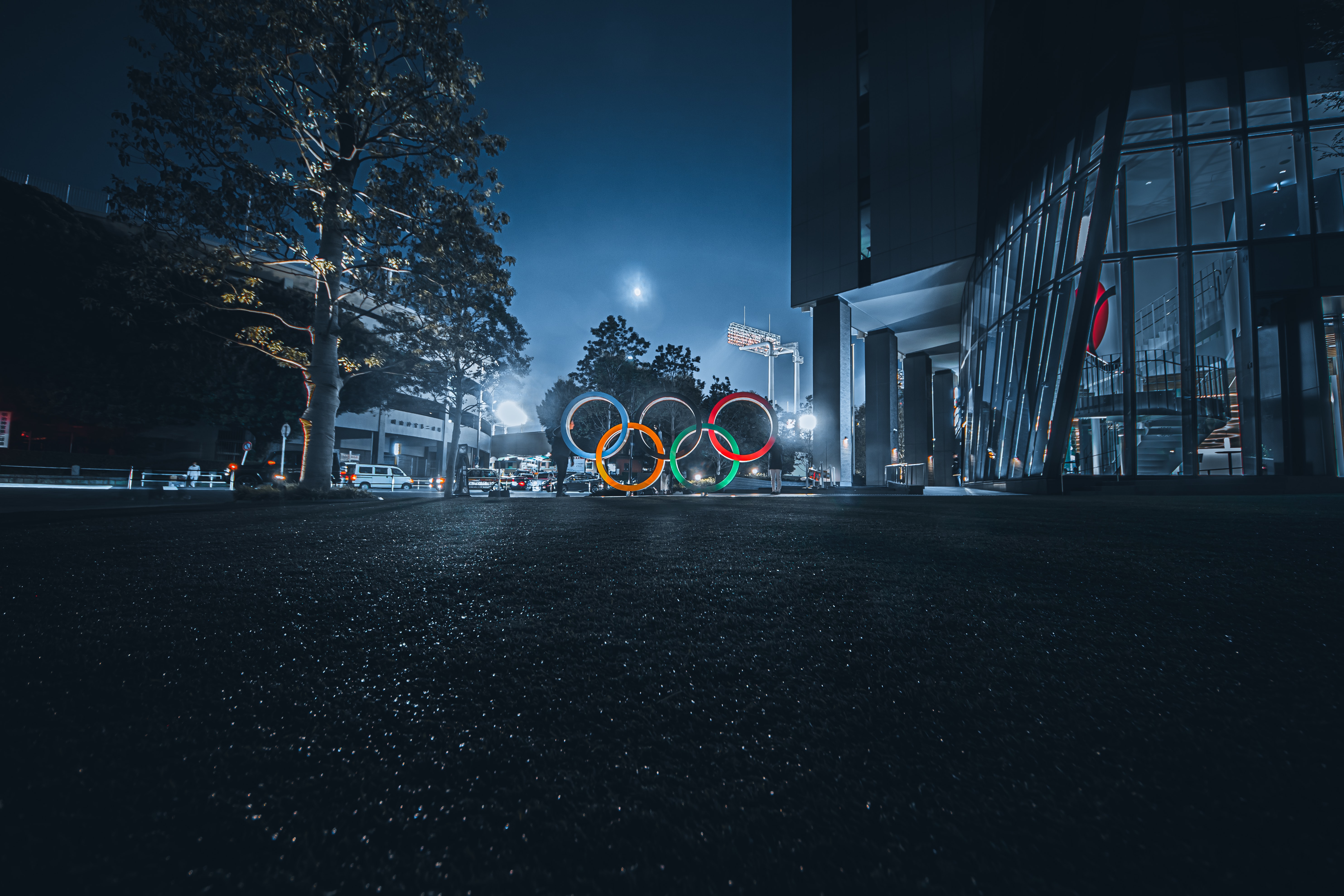 夜晚亮燈時，五環依舊在東京街頭閃閃發光。