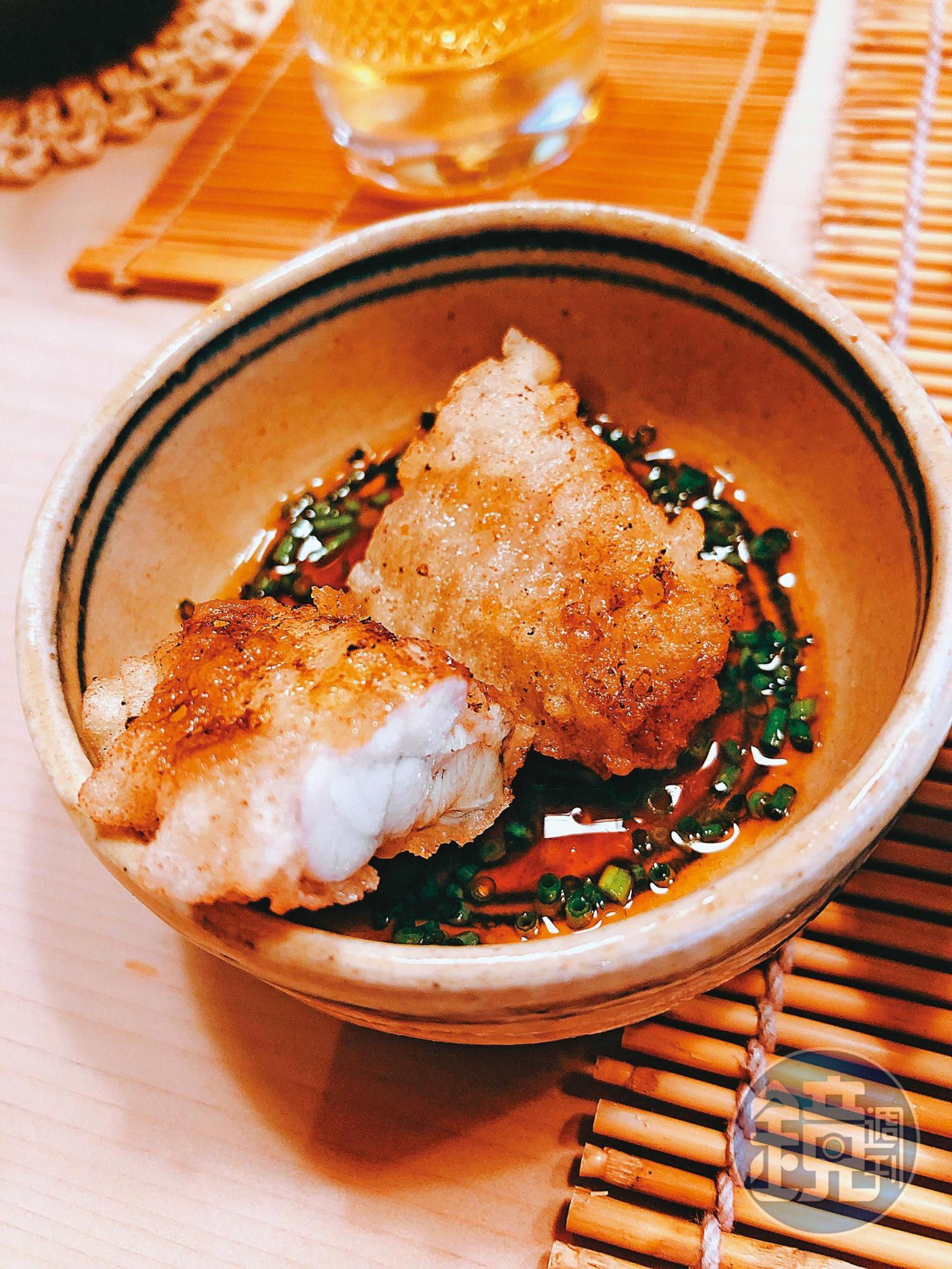在銀座的七丁目京星吃到美味的「炸河豚」。