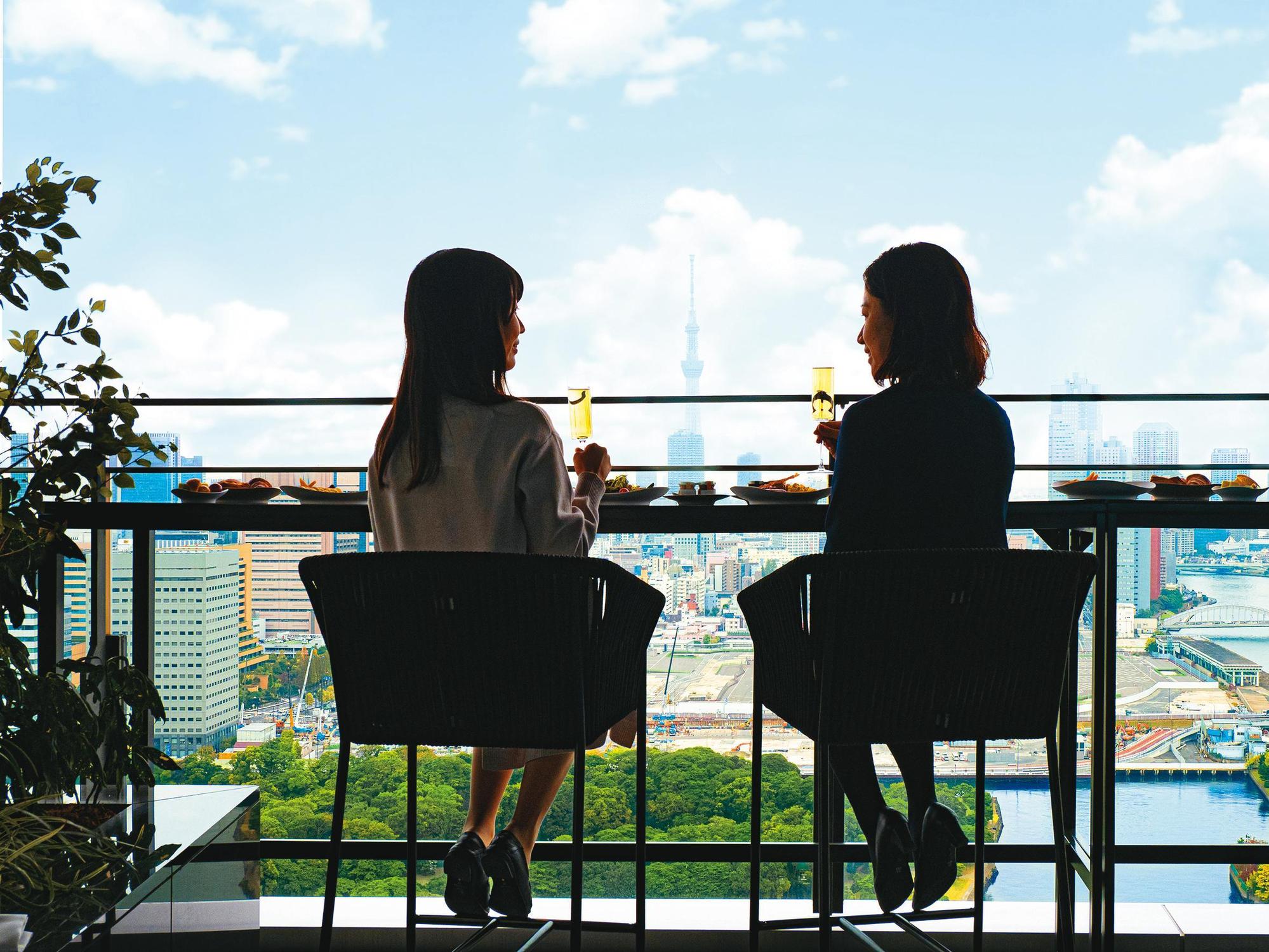 飯店Club Lounge正對著遠處的晴空塔。（mesm提供）