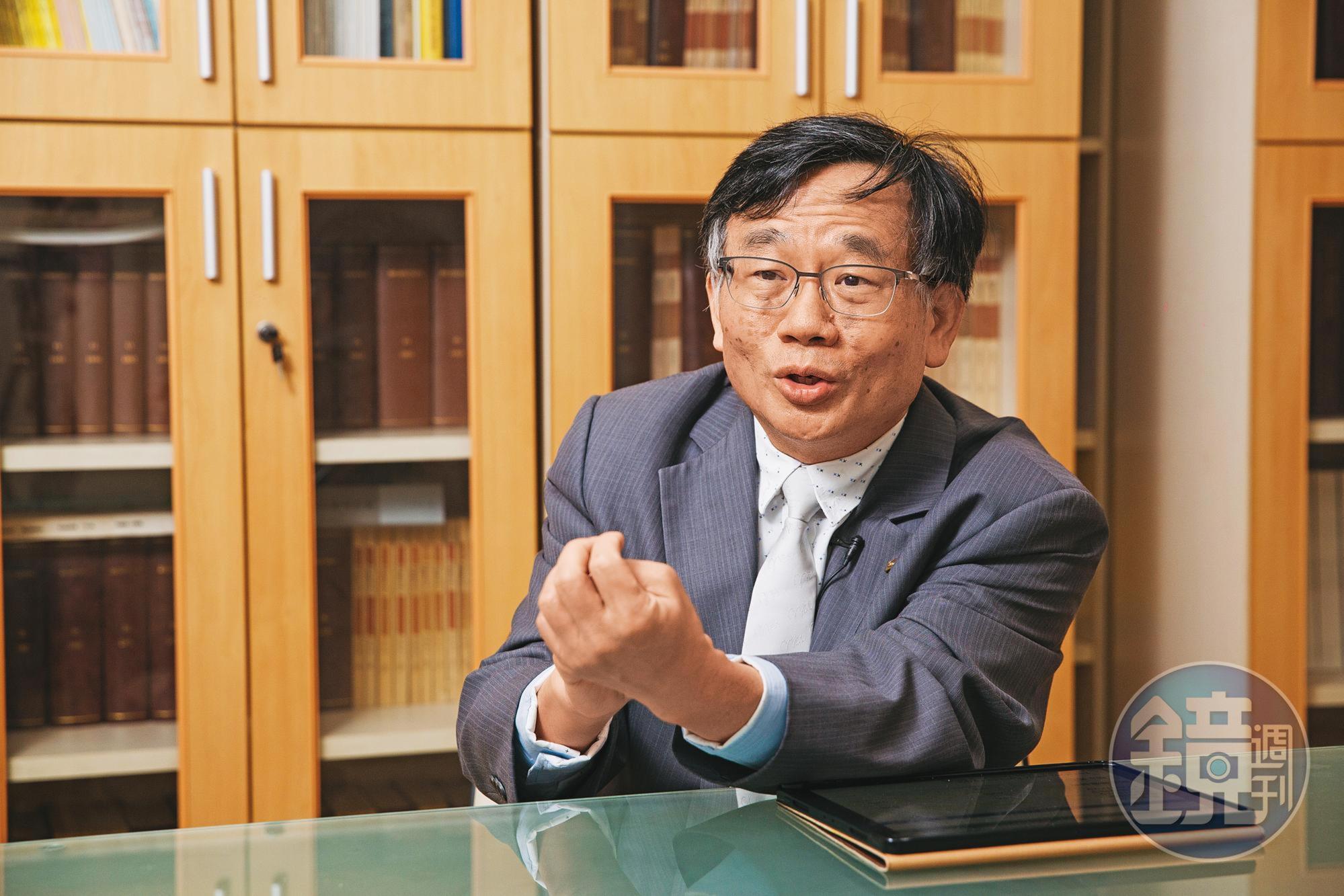 台大學者陳秀熙支持混打,並首推AZ搭配Novavax等重組蛋白疫苗的混打組合。