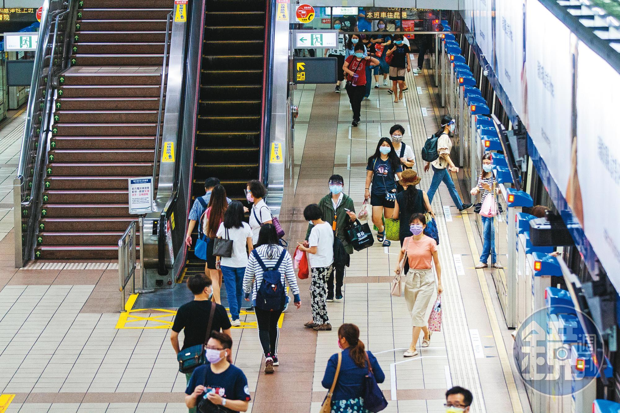 政府陸續鬆綁相關管制,原本冷清的捷運站,近日逐漸恢復搭車人潮。