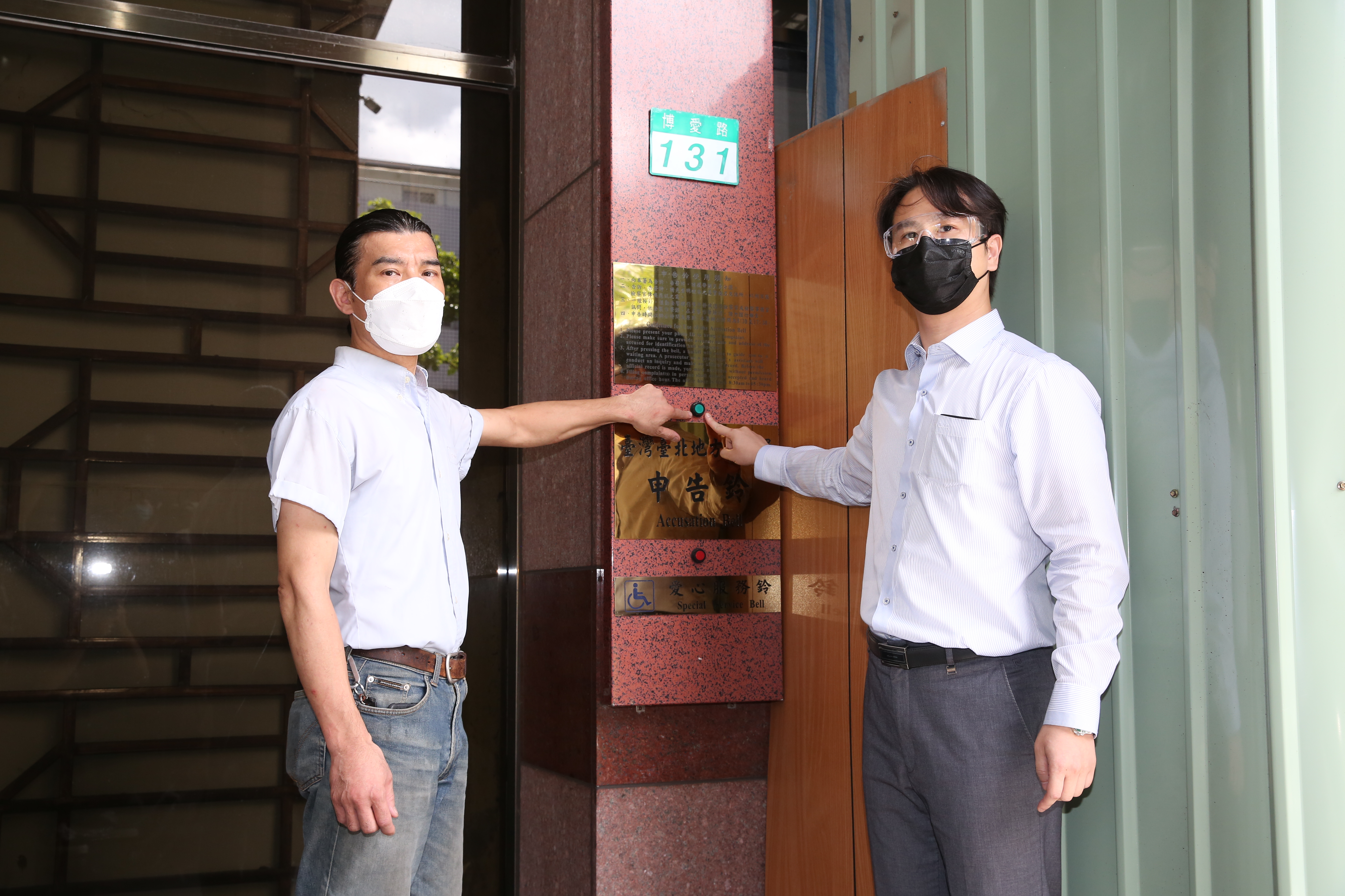 菱光股東Kevin（左）質疑，黃育仁提早掌握鈺叡收購消息內線交易。